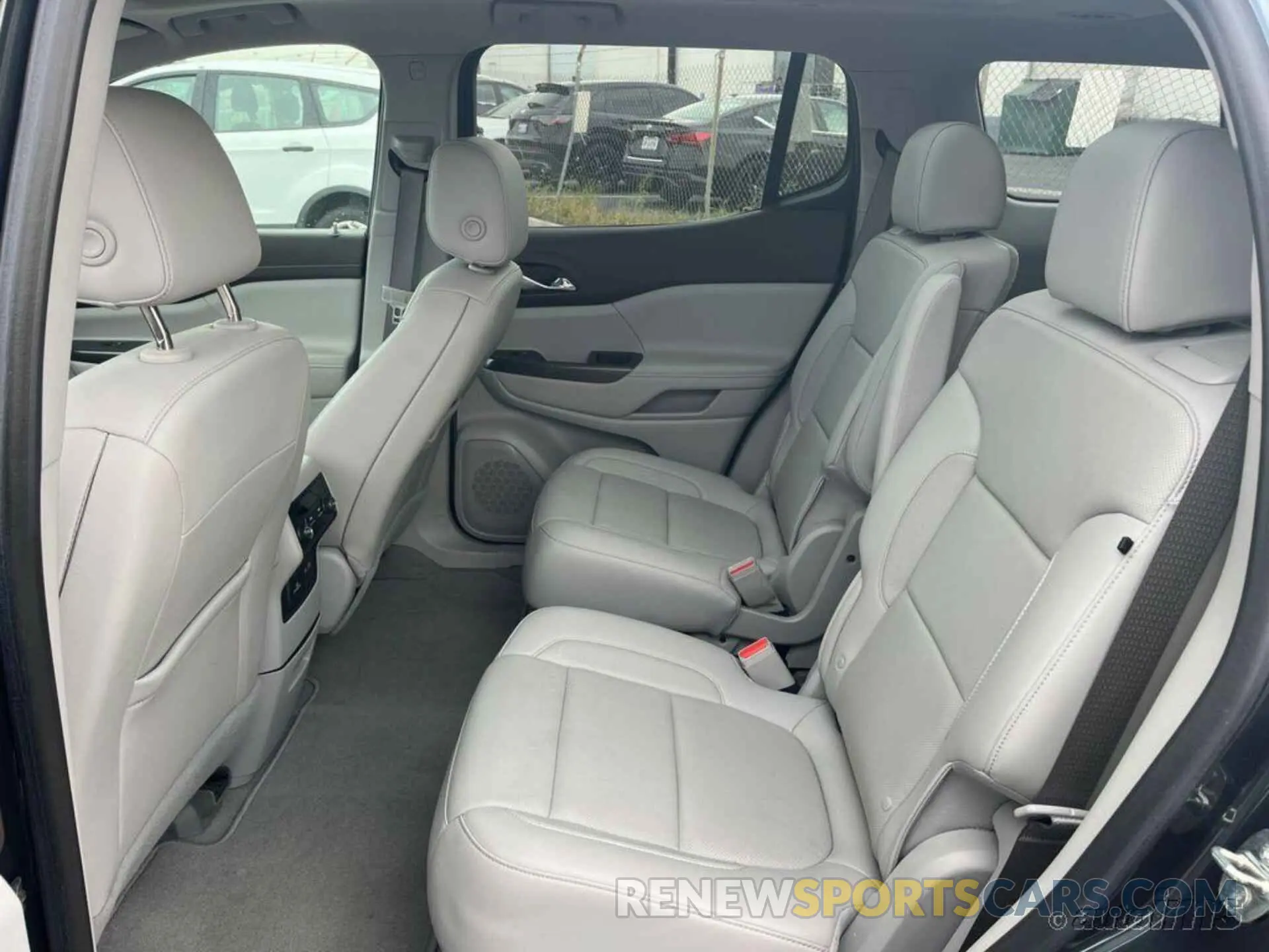 4 Photograph of a damaged car 1GKKNMLS3LZ166323 GMC ACADIA 2020