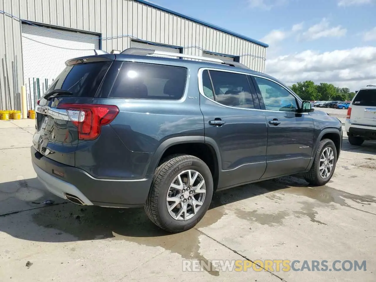 3 Photograph of a damaged car 1GKKNMLS5LZ116507 GMC ACADIA 2020