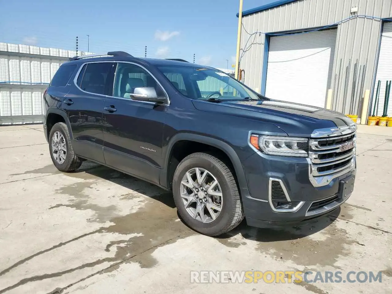 4 Photograph of a damaged car 1GKKNMLS5LZ116507 GMC ACADIA 2020