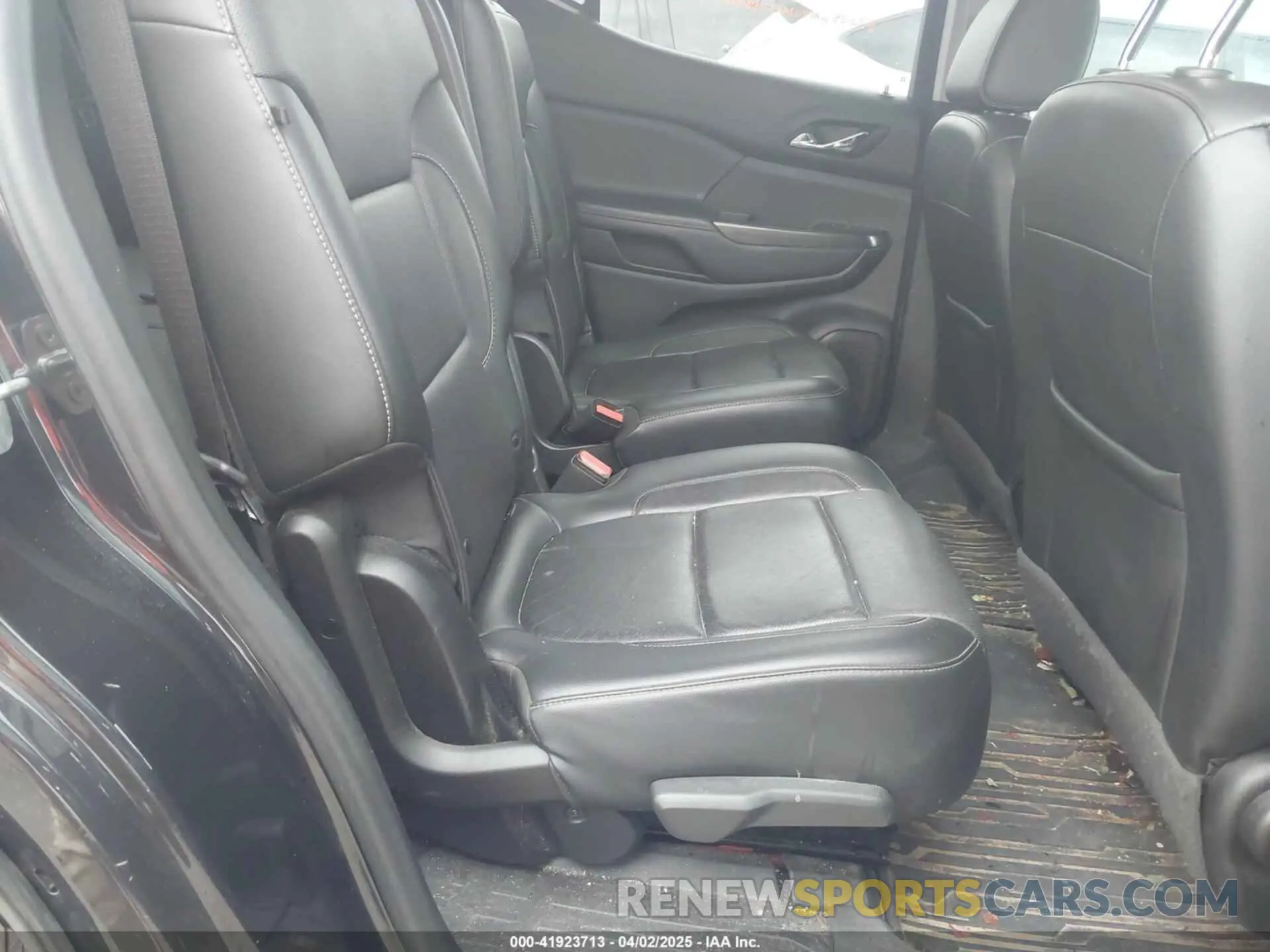 8 Photograph of a damaged car 1GKKNMLS7LZ192276 GMC ACADIA 2020