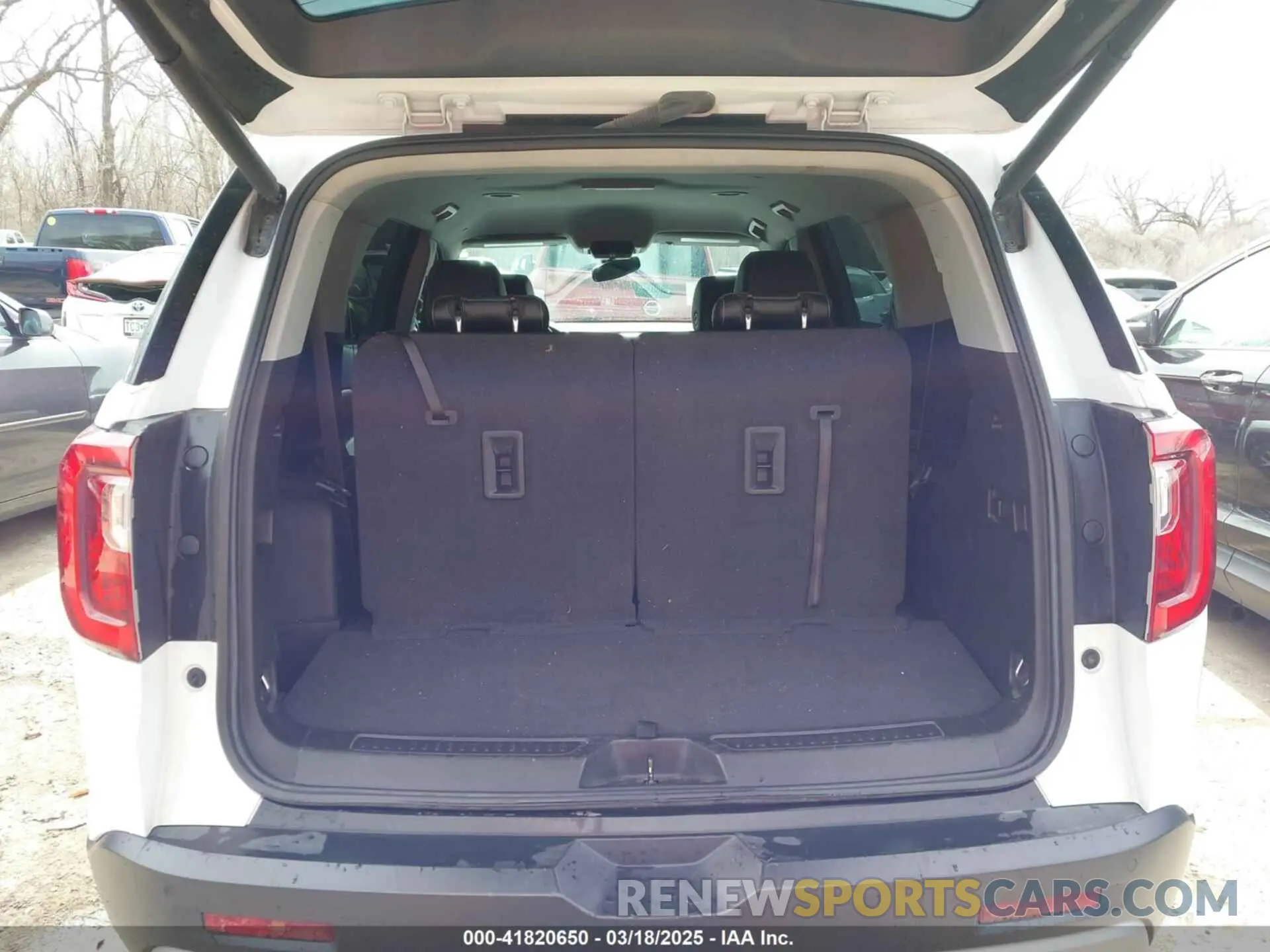 12 Photograph of a damaged car 1GKKNMLS8LZ172019 GMC ACADIA 2020