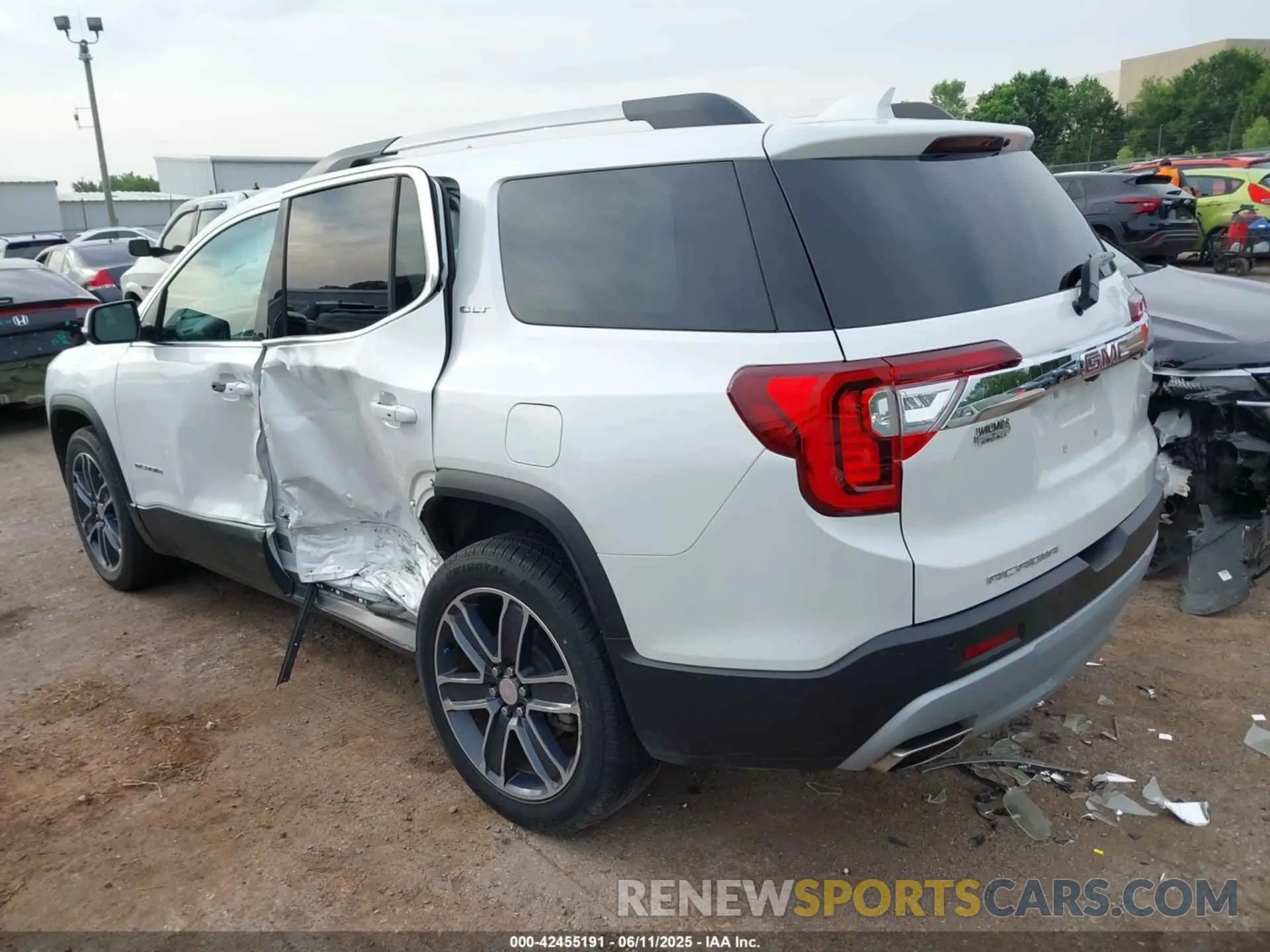 3 Photograph of a damaged car 1GKKNMLSXLZ119466 GMC ACADIA 2020