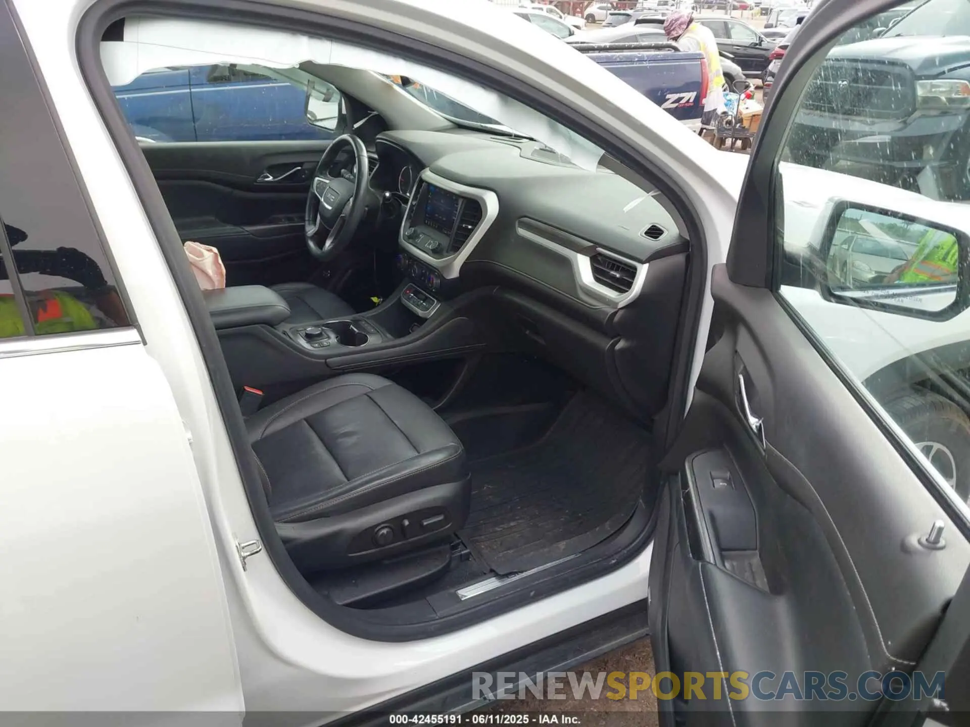 5 Photograph of a damaged car 1GKKNMLSXLZ119466 GMC ACADIA 2020