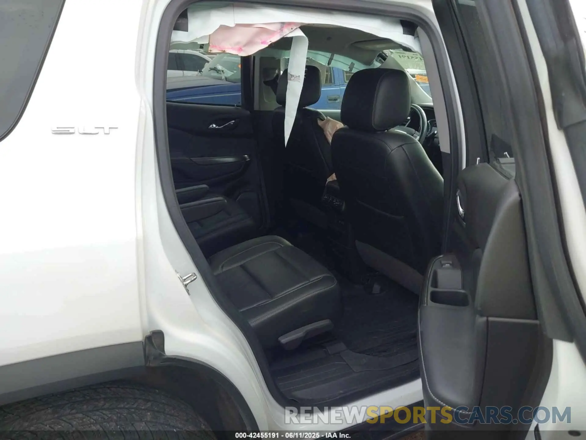 8 Photograph of a damaged car 1GKKNMLSXLZ119466 GMC ACADIA 2020