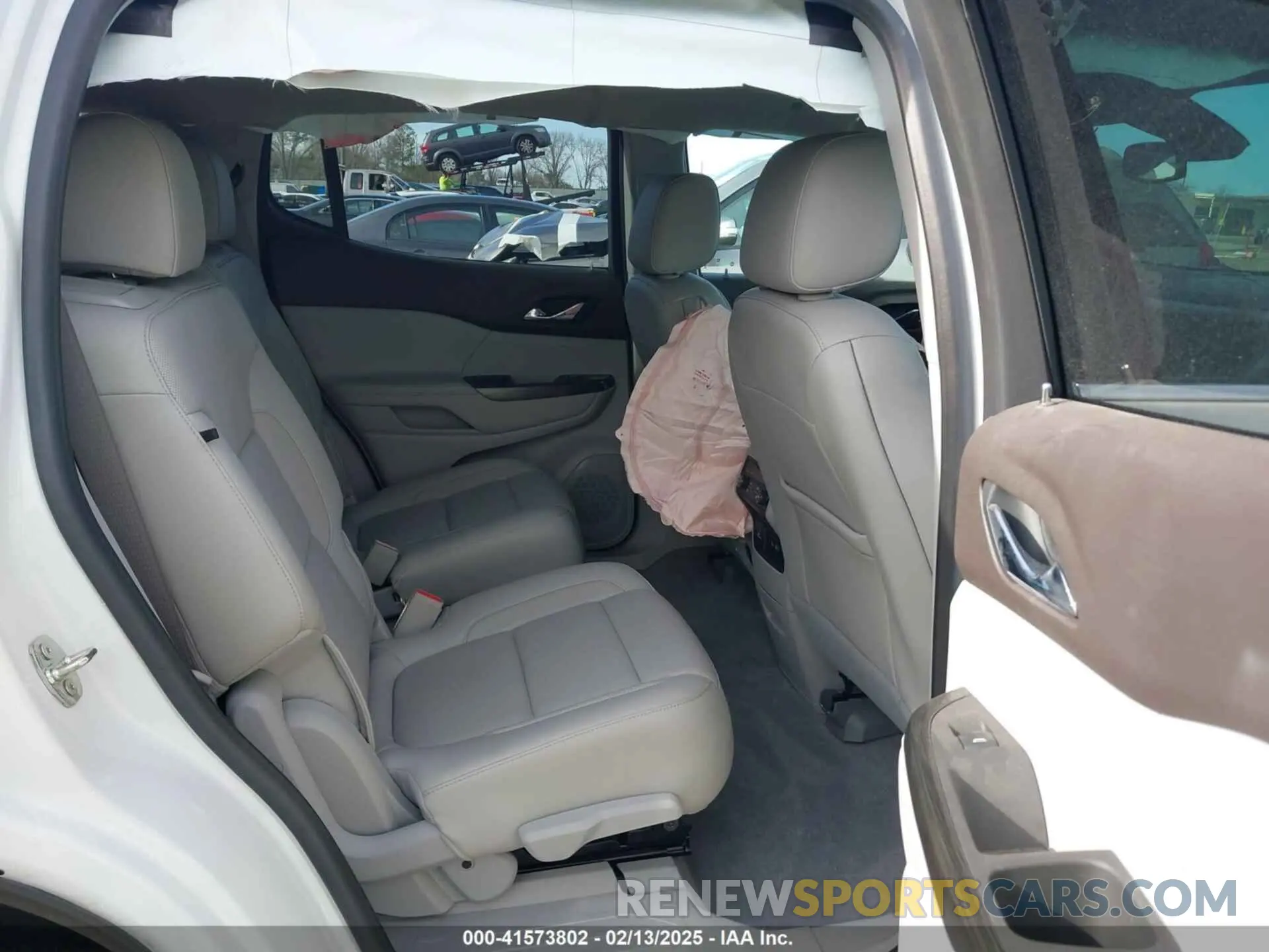 8 Photograph of a damaged car 1GKKNMLSXLZ139314 GMC ACADIA 2020