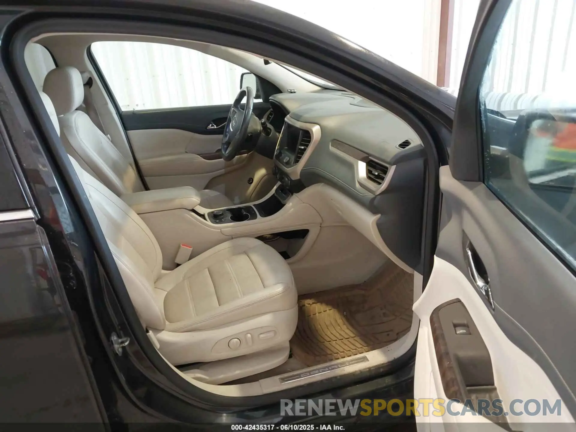 5 Photograph of a damaged car 1GKKNPLS3LZ110433 GMC ACADIA 2020