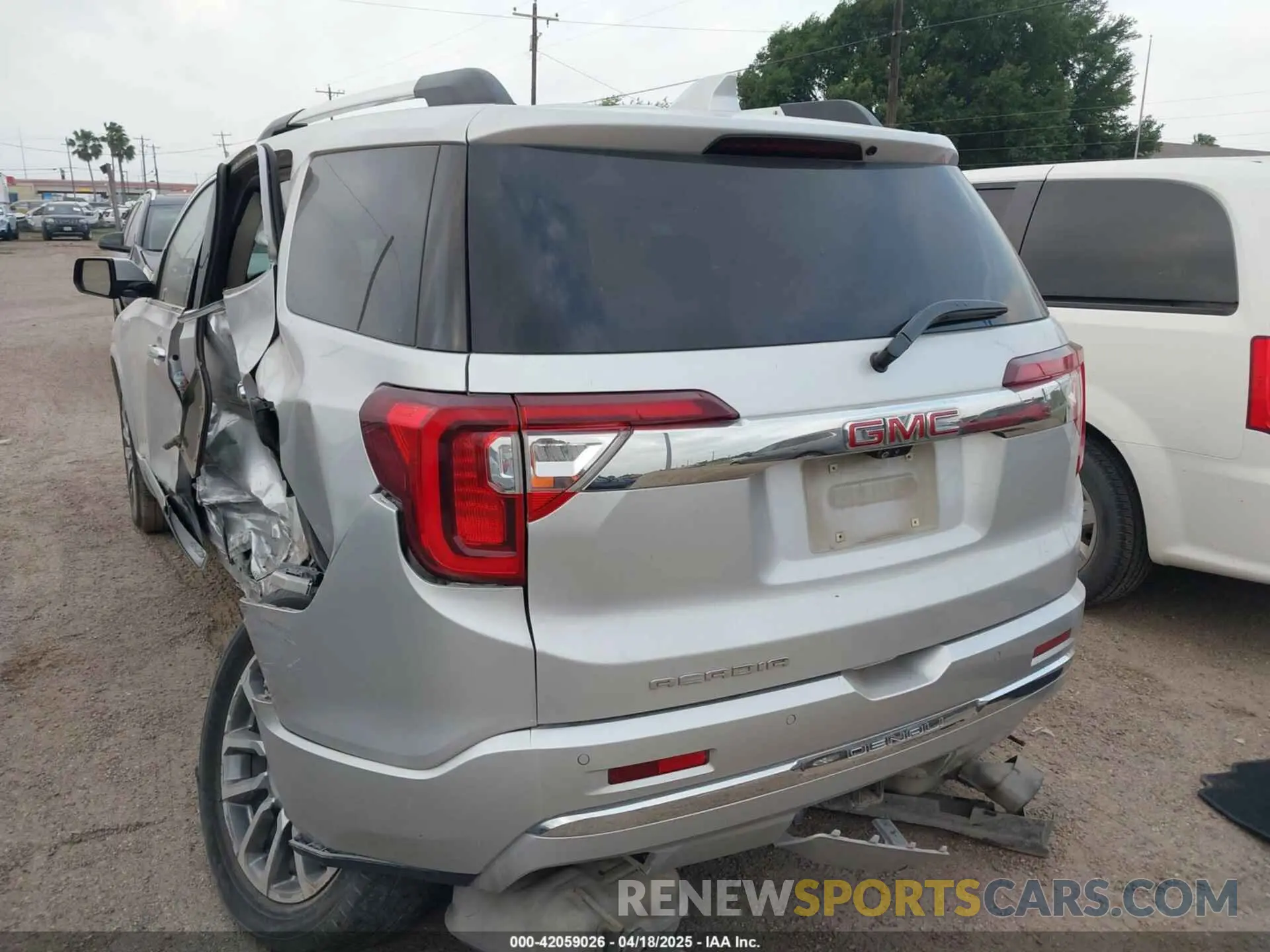 3 Photograph of a damaged car 1GKKNPLSXLZ194329 GMC ACADIA 2020