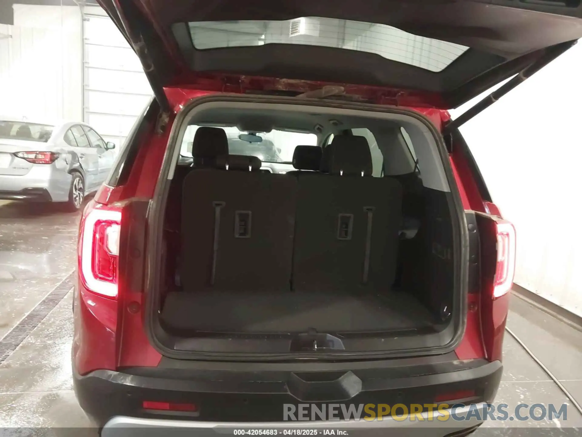 17 Photograph of a damaged car 1GKKNRL44LZ208206 GMC ACADIA 2020
