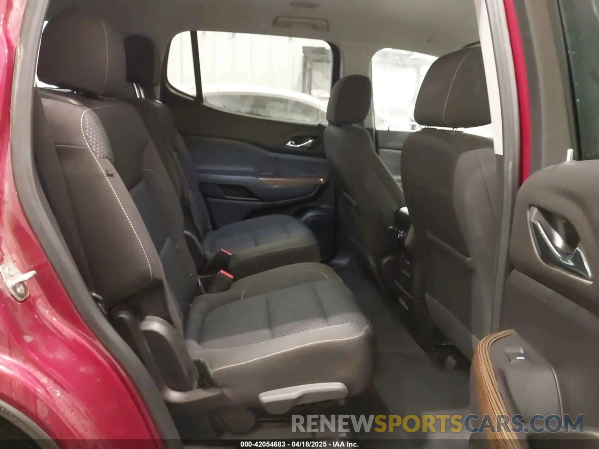 8 Photograph of a damaged car 1GKKNRL44LZ208206 GMC ACADIA 2020