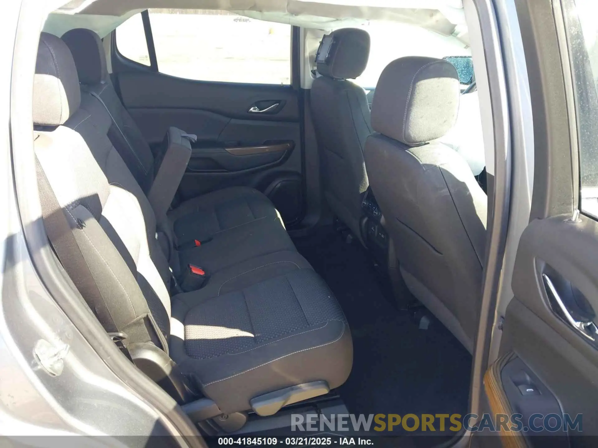8 Photograph of a damaged car 1GKKNRL4XLZ183327 GMC ACADIA 2020