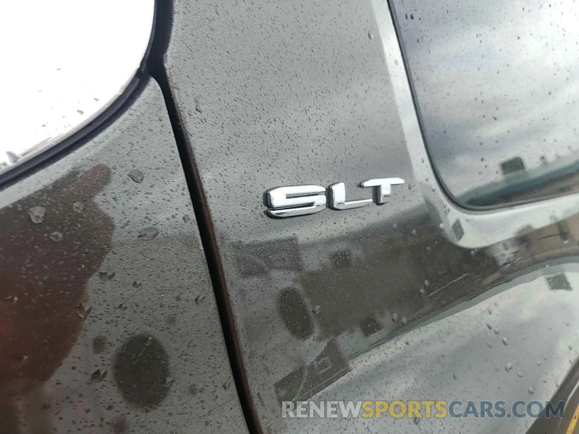 2 Photograph of a damaged car 1GKKNUL44LZ162380 GMC ACADIA 2020