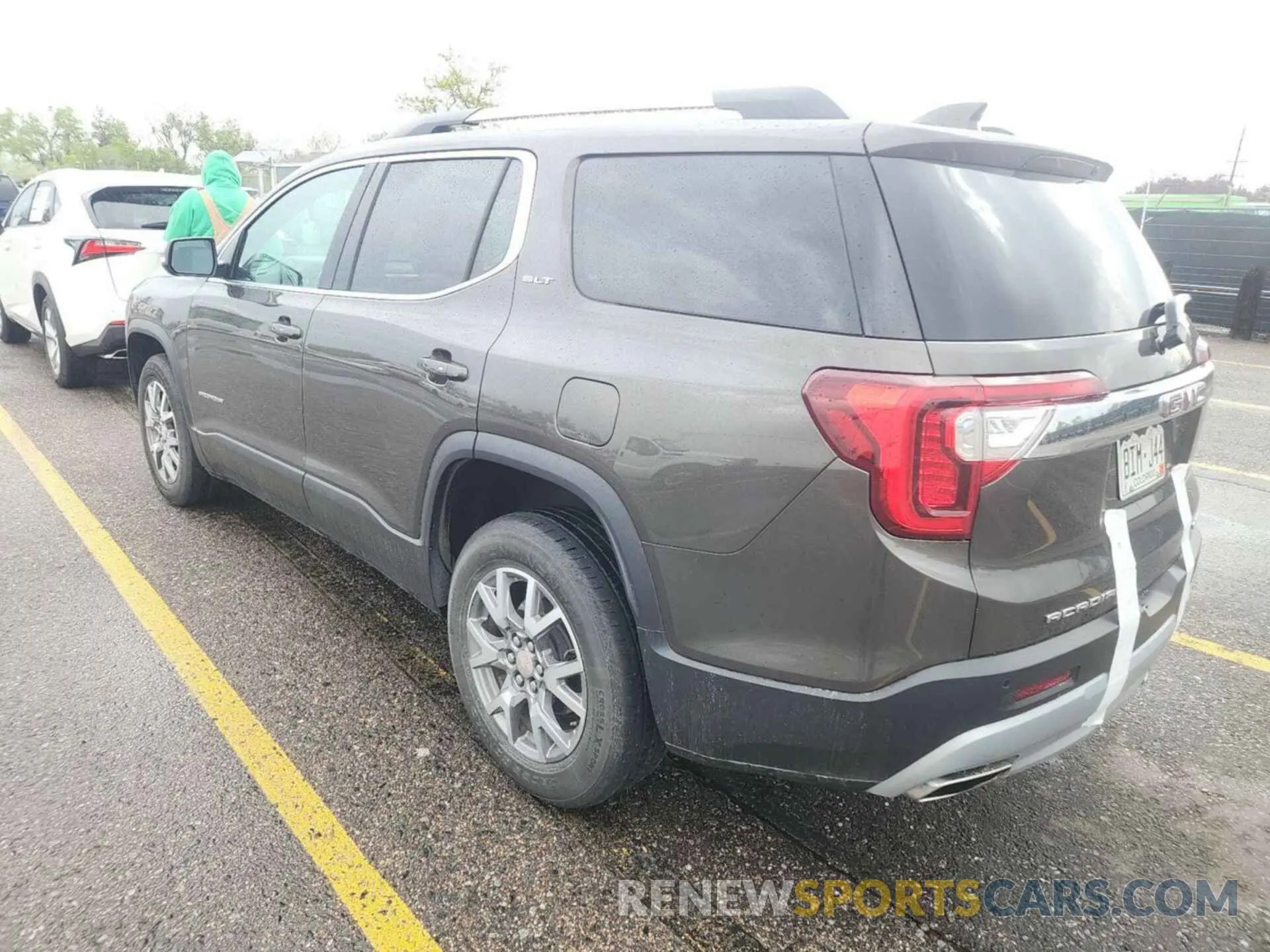 24 Photograph of a damaged car 1GKKNUL44LZ162380 GMC ACADIA 2020