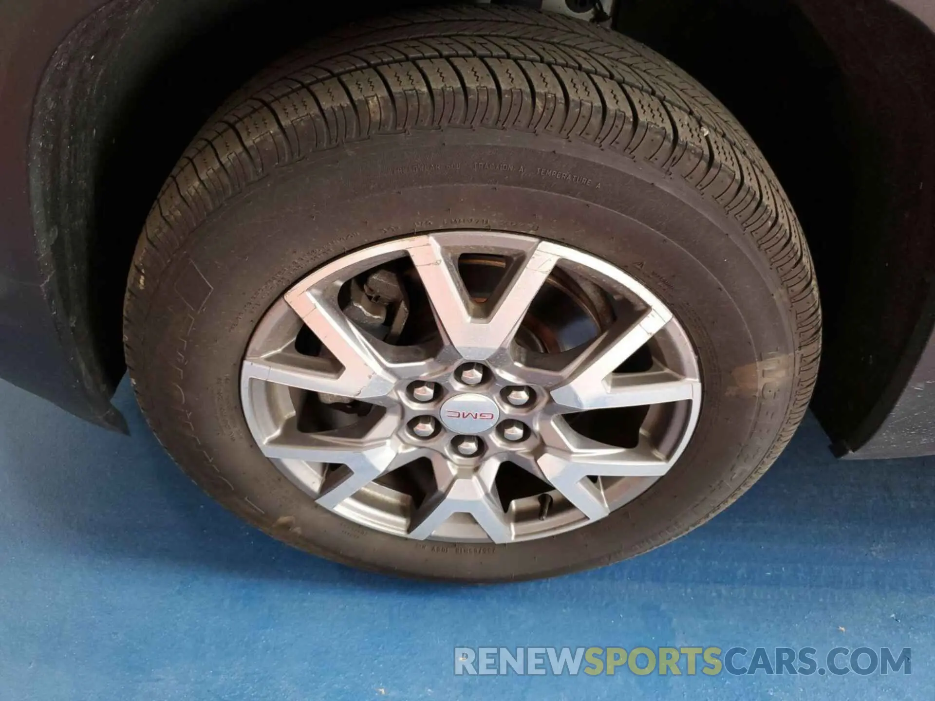 18 Photograph of a damaged car 1GKKNUL46LZ226628 GMC ACADIA 2020