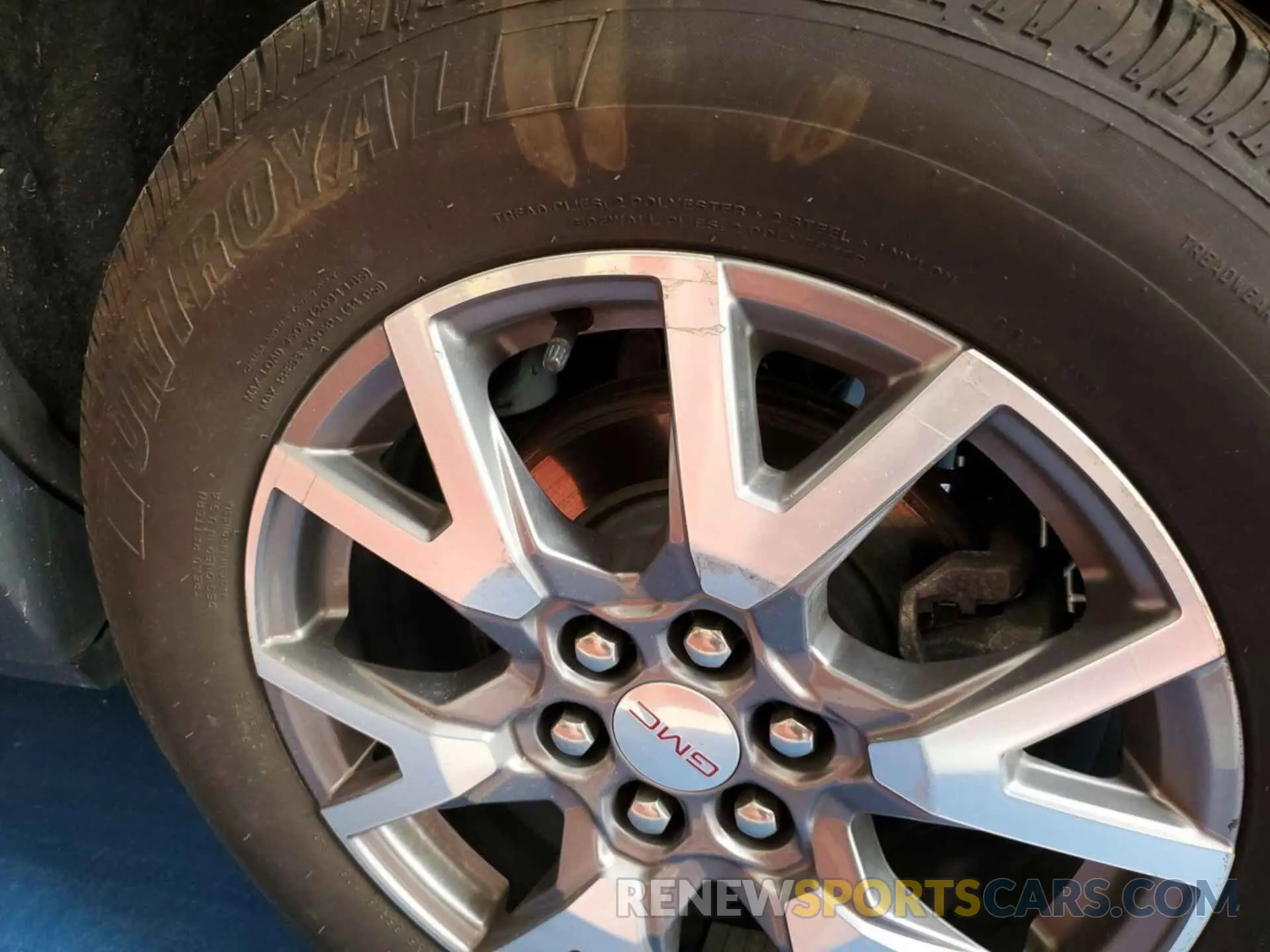 24 Photograph of a damaged car 1GKKNUL46LZ226628 GMC ACADIA 2020