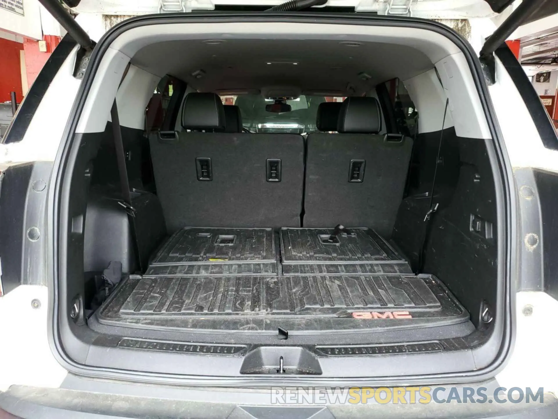 4 Photograph of a damaged car 1GKKNUL46LZ226628 GMC ACADIA 2020