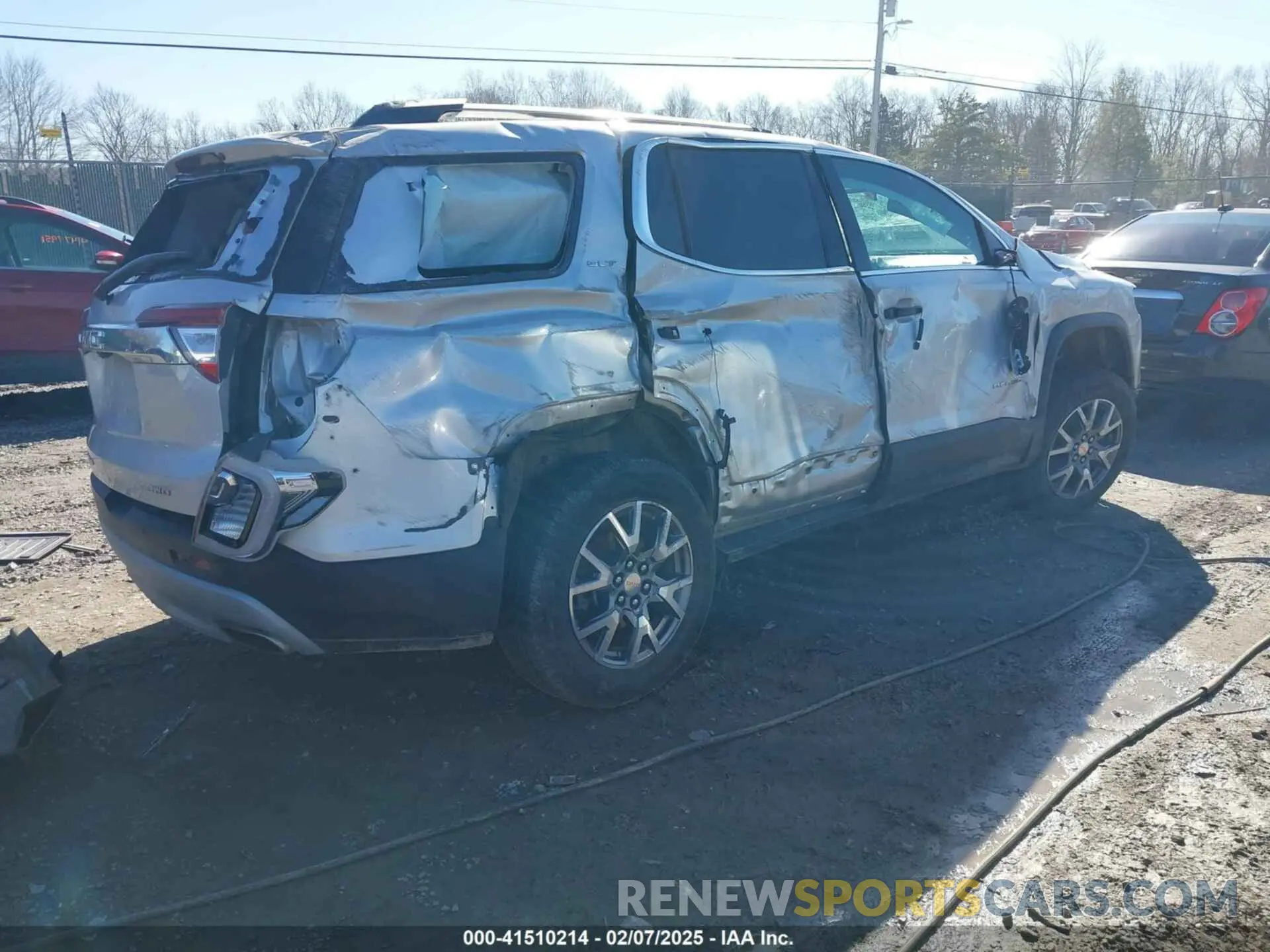 4 Photograph of a damaged car 1GKKNUL48LZ194863 GMC ACADIA 2020