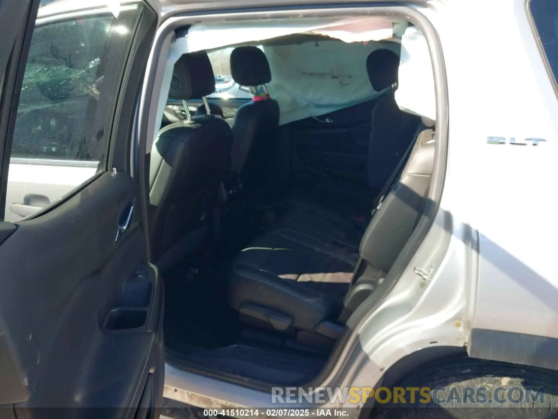 8 Photograph of a damaged car 1GKKNUL48LZ194863 GMC ACADIA 2020