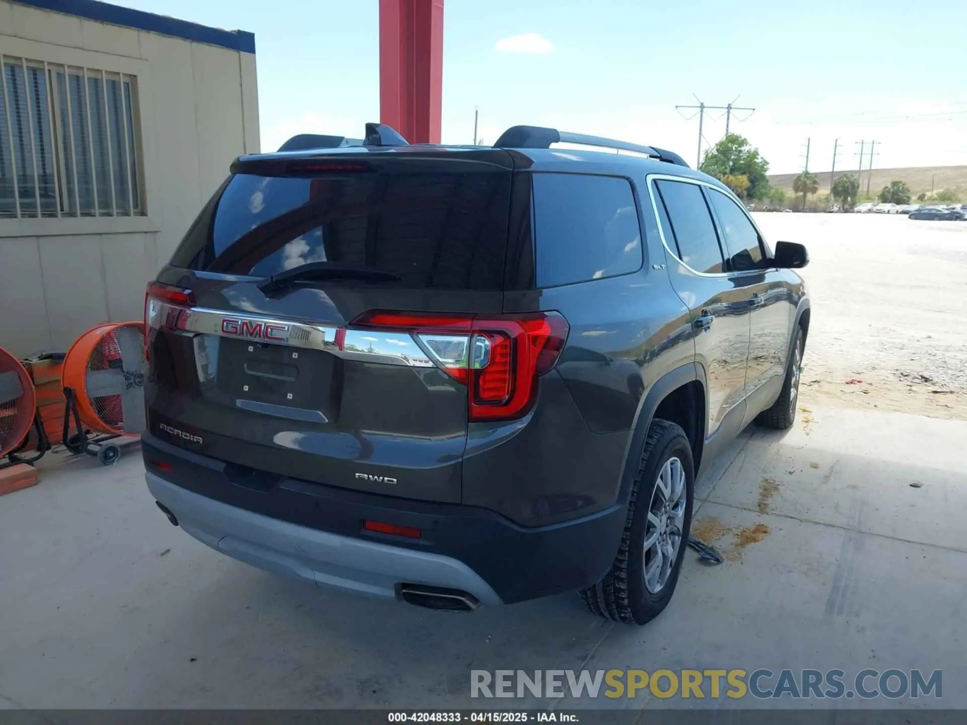 4 Photograph of a damaged car 1GKKNULS1LZ106637 GMC ACADIA 2020