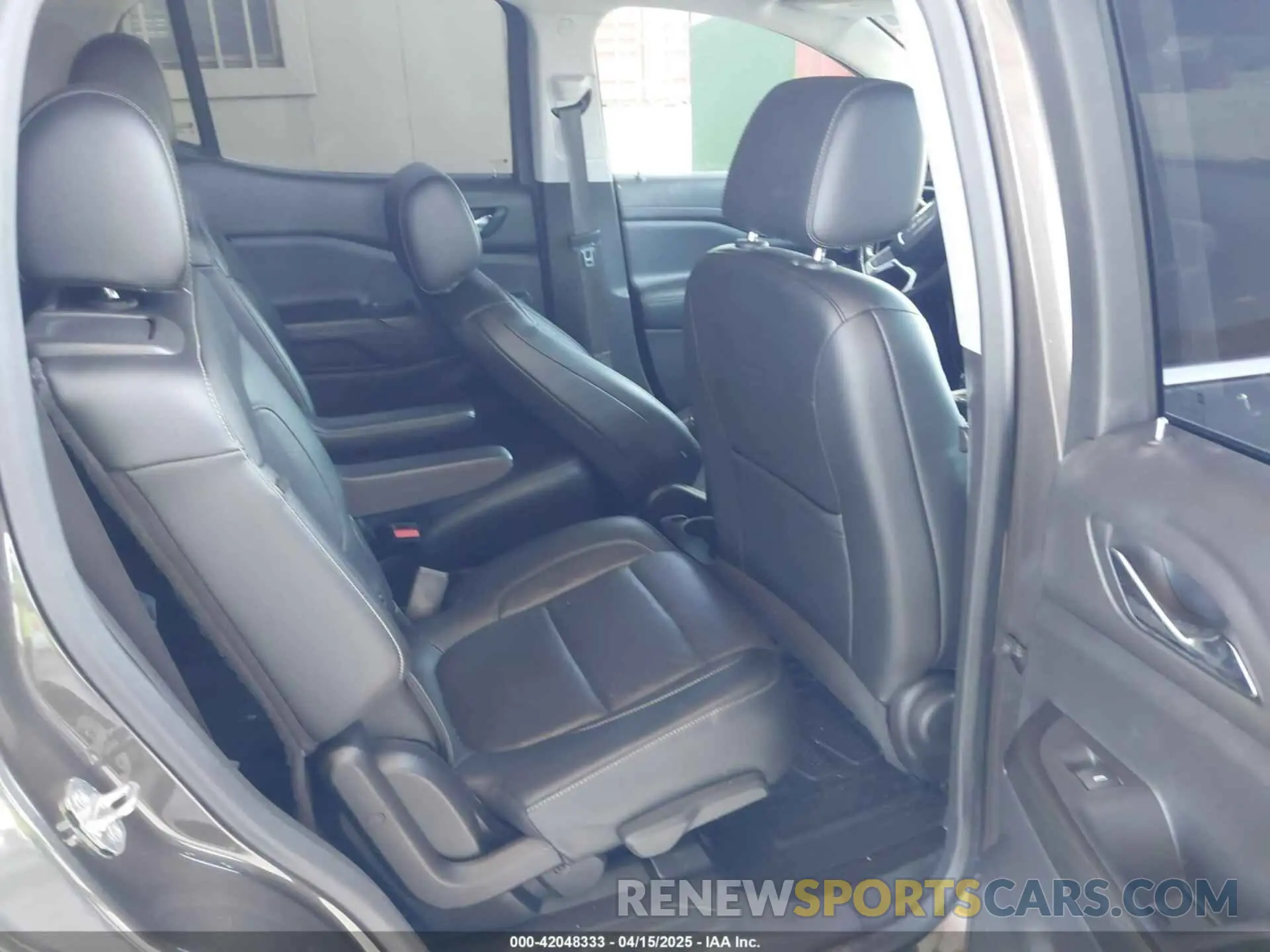 8 Photograph of a damaged car 1GKKNULS1LZ106637 GMC ACADIA 2020