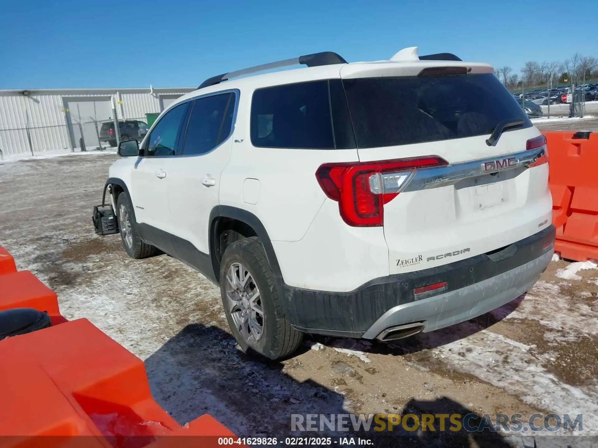 3 Photograph of a damaged car 1GKKNULS1LZ147754 GMC ACADIA 2020