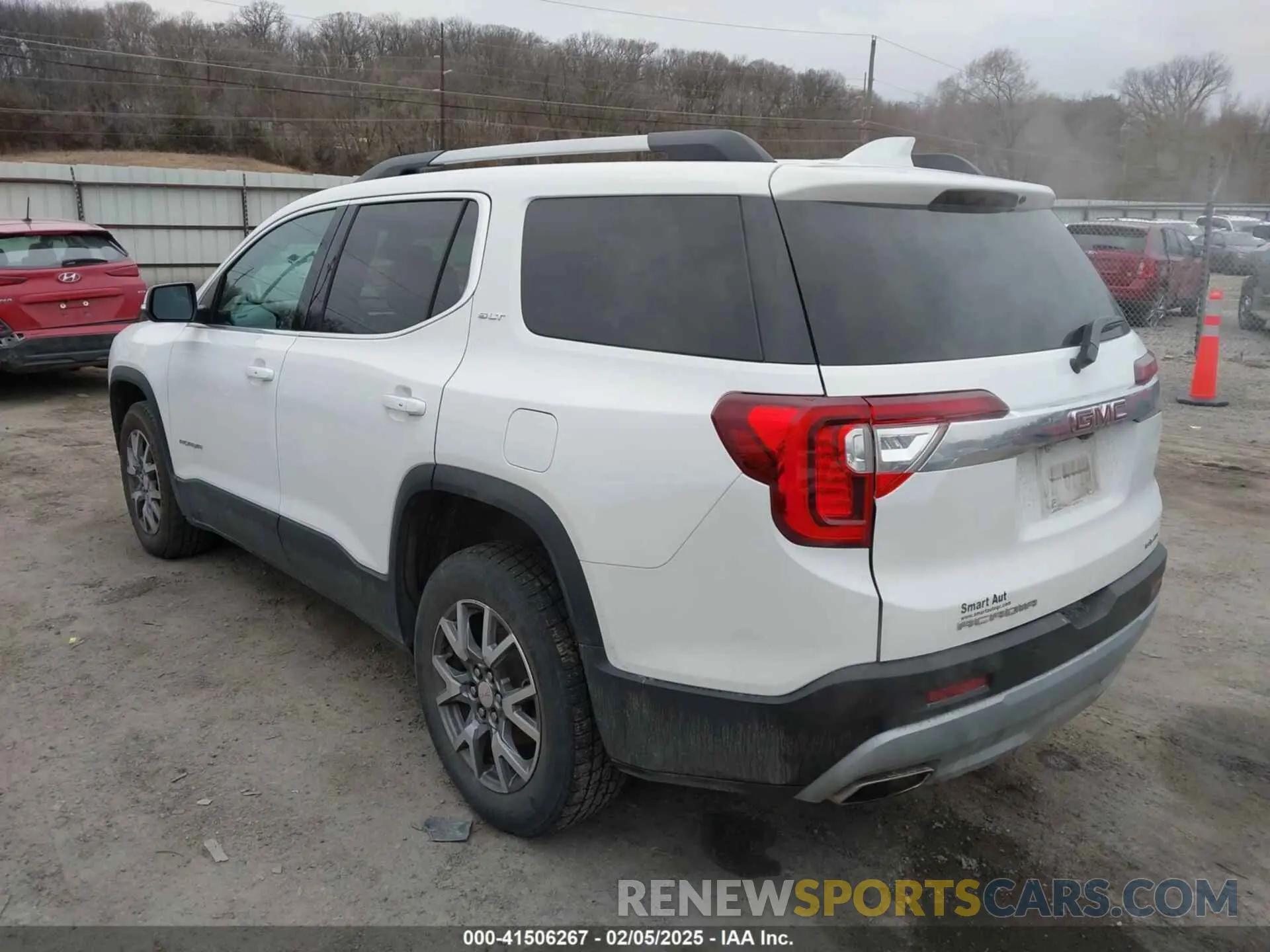 3 Photograph of a damaged car 1GKKNULS3LZ137372 GMC ACADIA 2020
