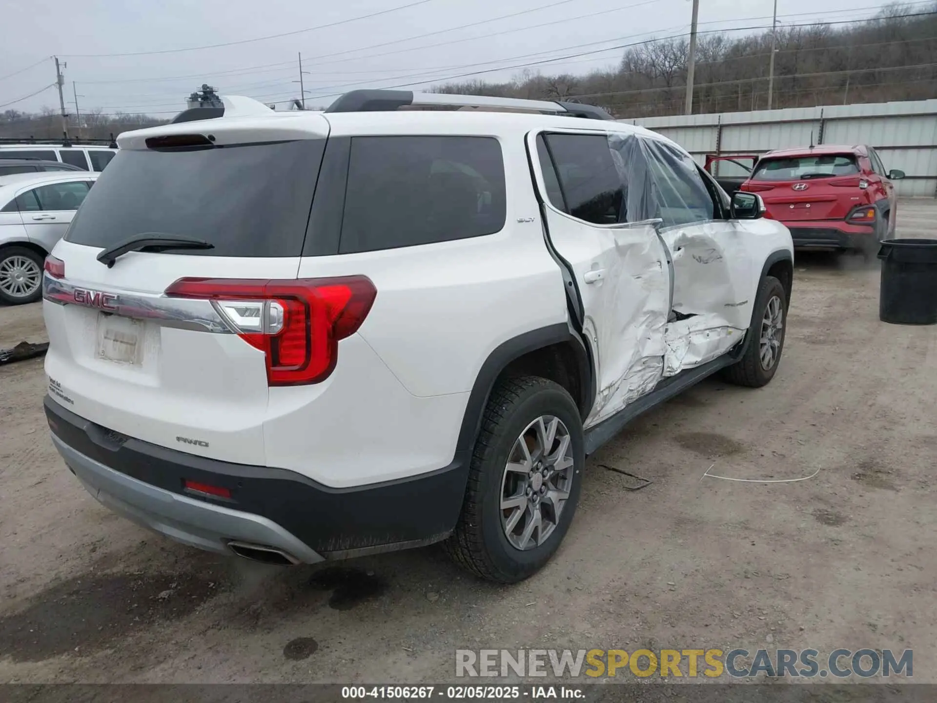 4 Photograph of a damaged car 1GKKNULS3LZ137372 GMC ACADIA 2020