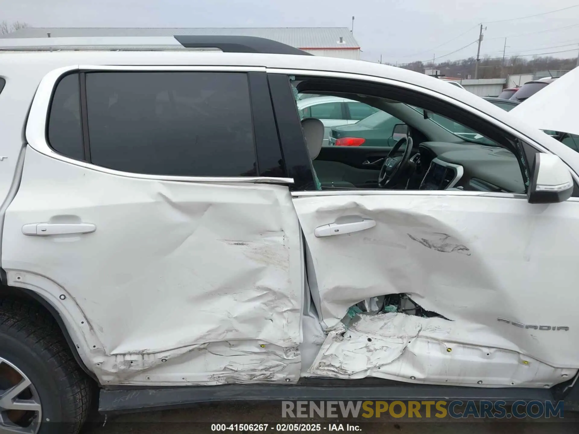 6 Photograph of a damaged car 1GKKNULS3LZ137372 GMC ACADIA 2020