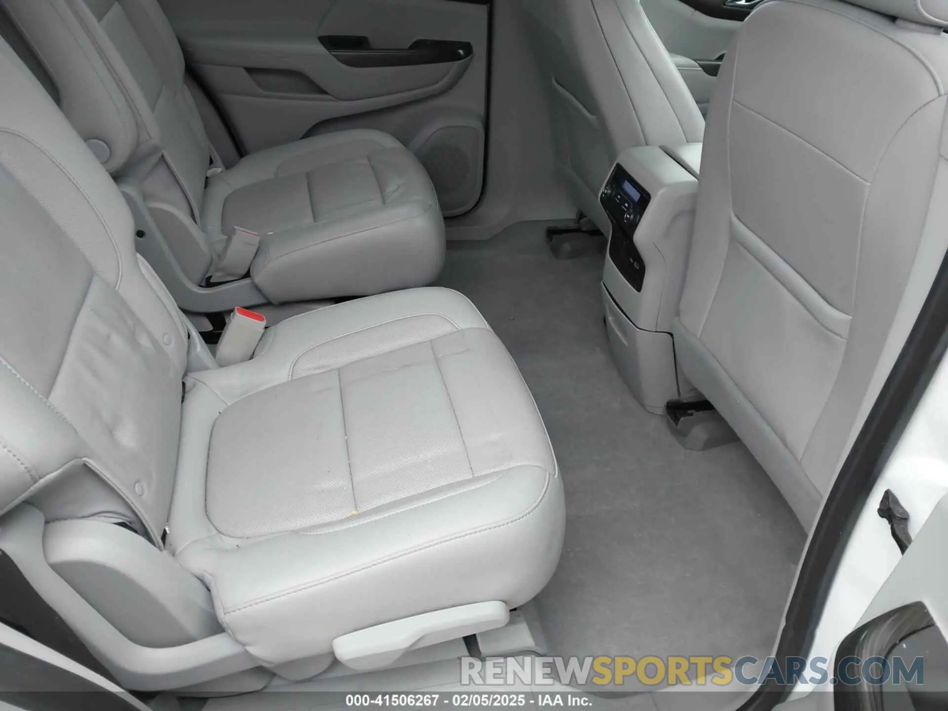 8 Photograph of a damaged car 1GKKNULS3LZ137372 GMC ACADIA 2020