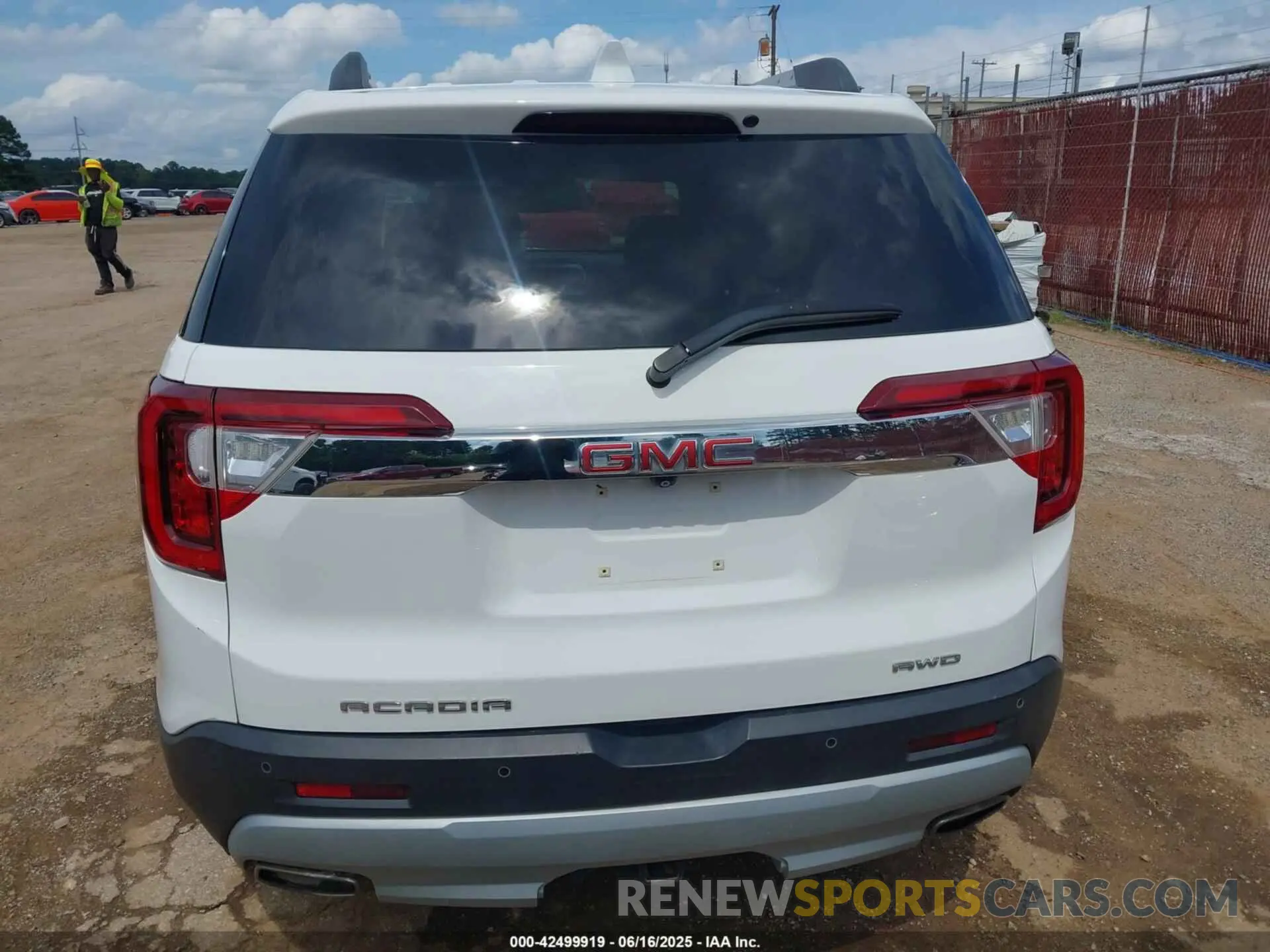 17 Photograph of a damaged car 1GKKNULS5LZ200276 GMC ACADIA 2020