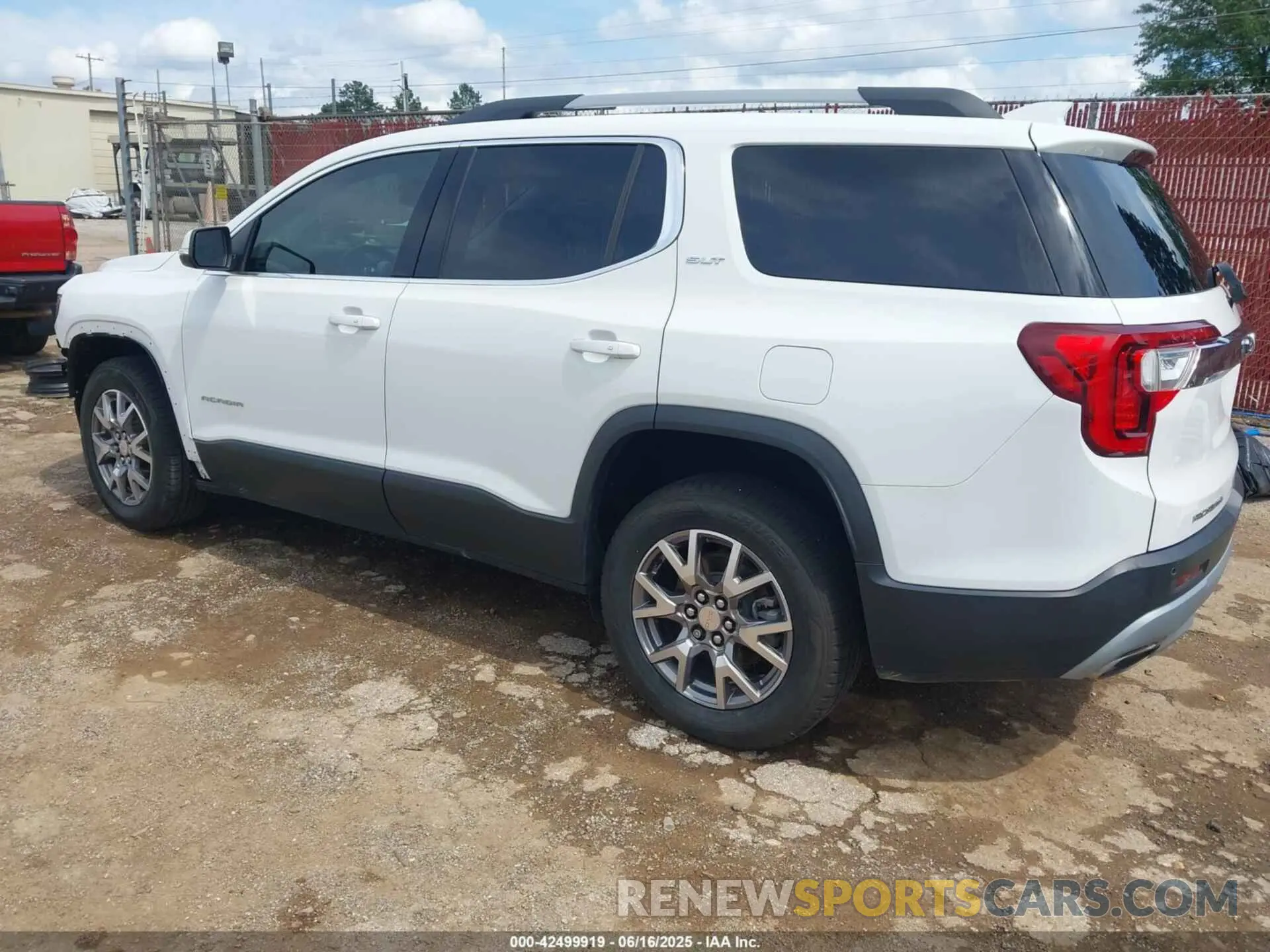 3 Photograph of a damaged car 1GKKNULS5LZ200276 GMC ACADIA 2020