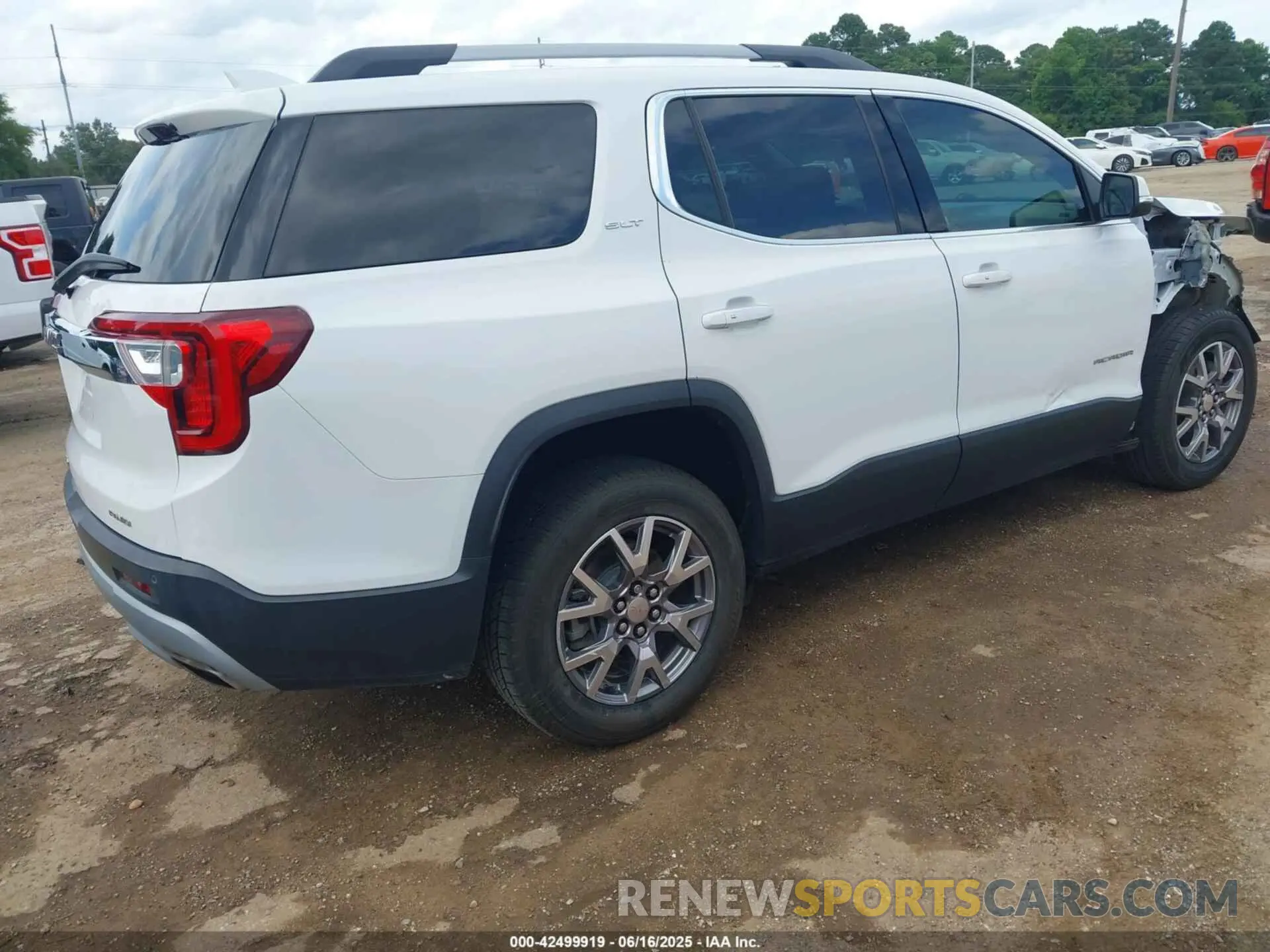 4 Photograph of a damaged car 1GKKNULS5LZ200276 GMC ACADIA 2020