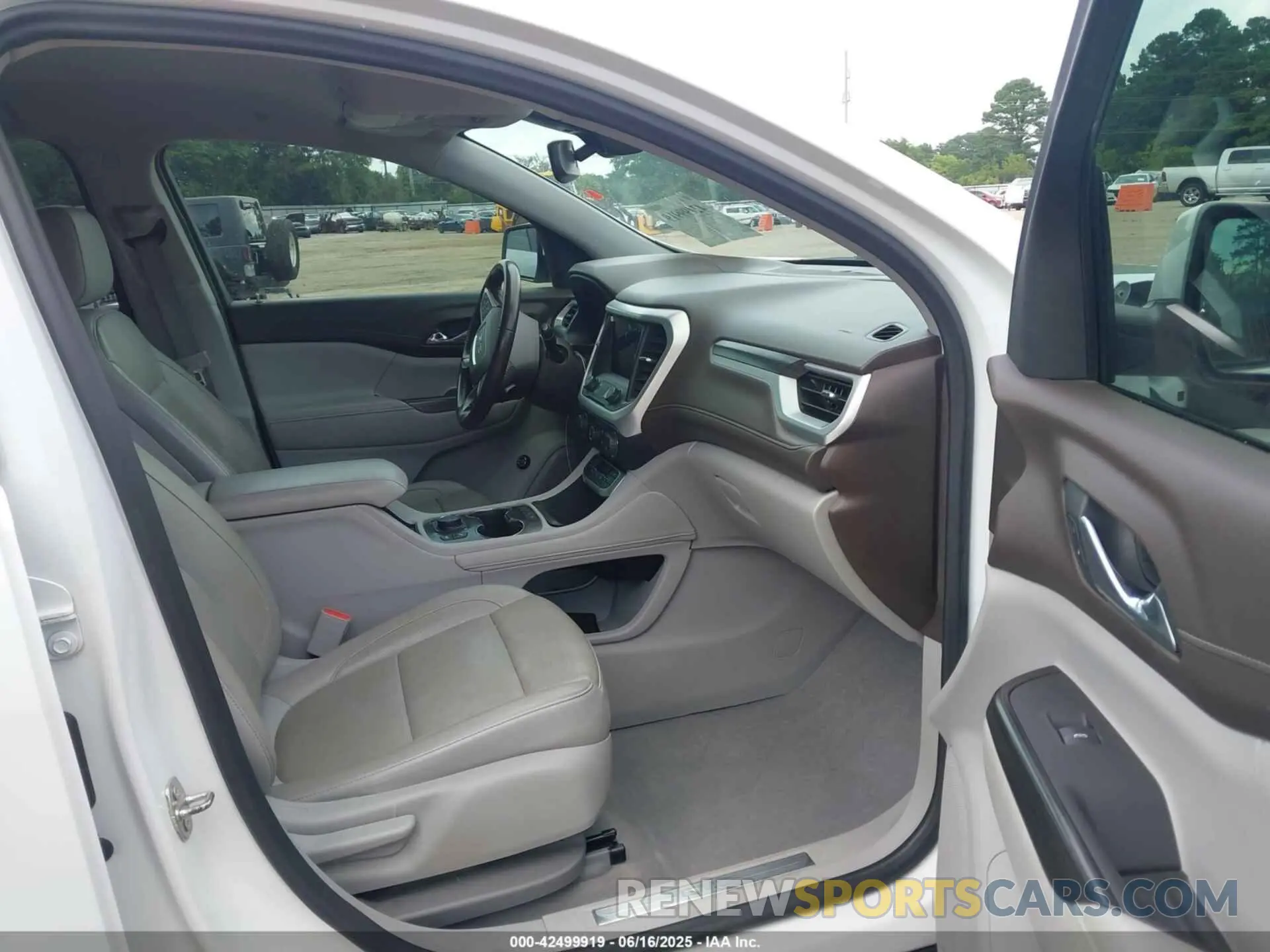 5 Photograph of a damaged car 1GKKNULS5LZ200276 GMC ACADIA 2020