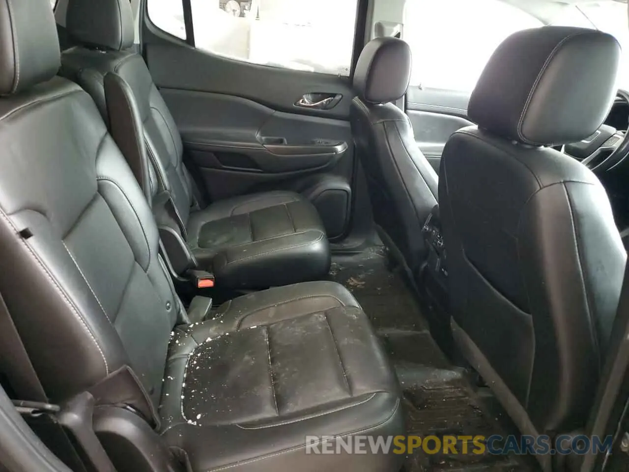 11 Photograph of a damaged car 1GKKNULS6LZ132957 GMC ACADIA 2020
