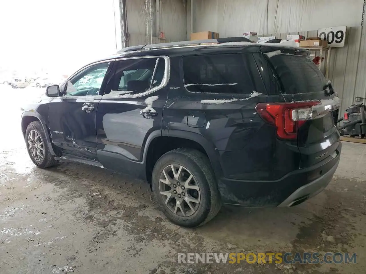 2 Photograph of a damaged car 1GKKNULS6LZ132957 GMC ACADIA 2020