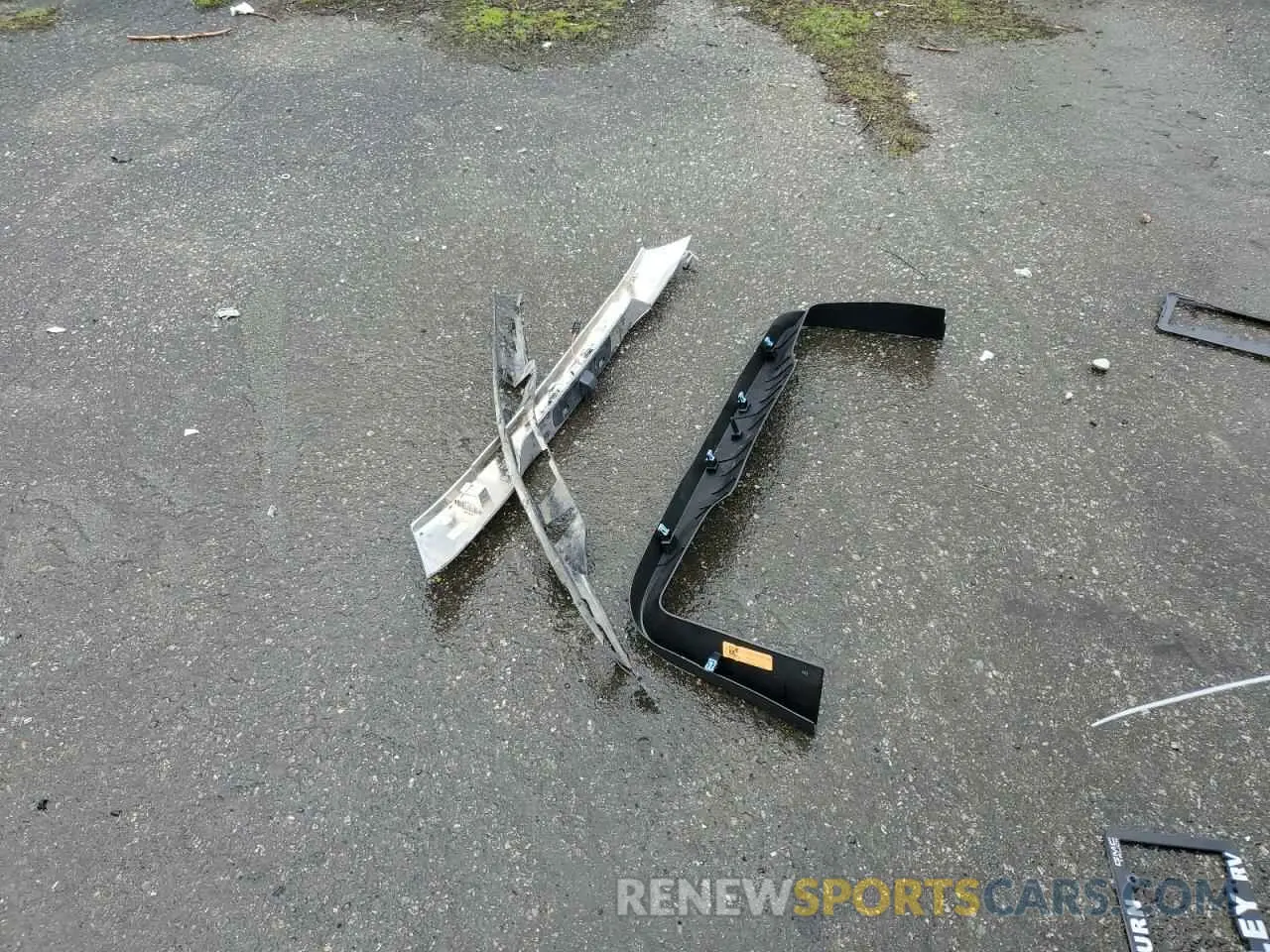 13 Photograph of a damaged car 1GKKNULS6LZ182791 GMC ACADIA 2020