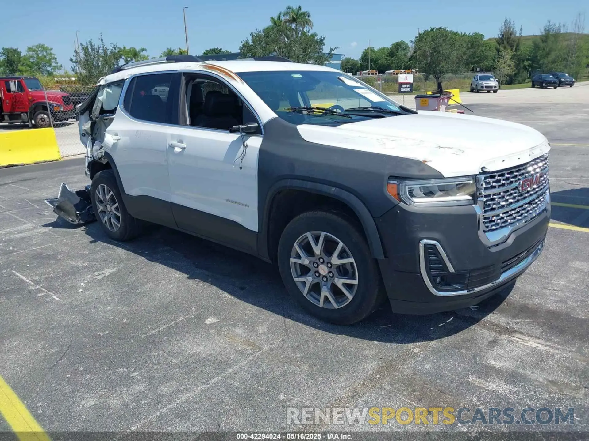 1 Photograph of a damaged car 1GKKNULS8LZ124343 GMC ACADIA 2020