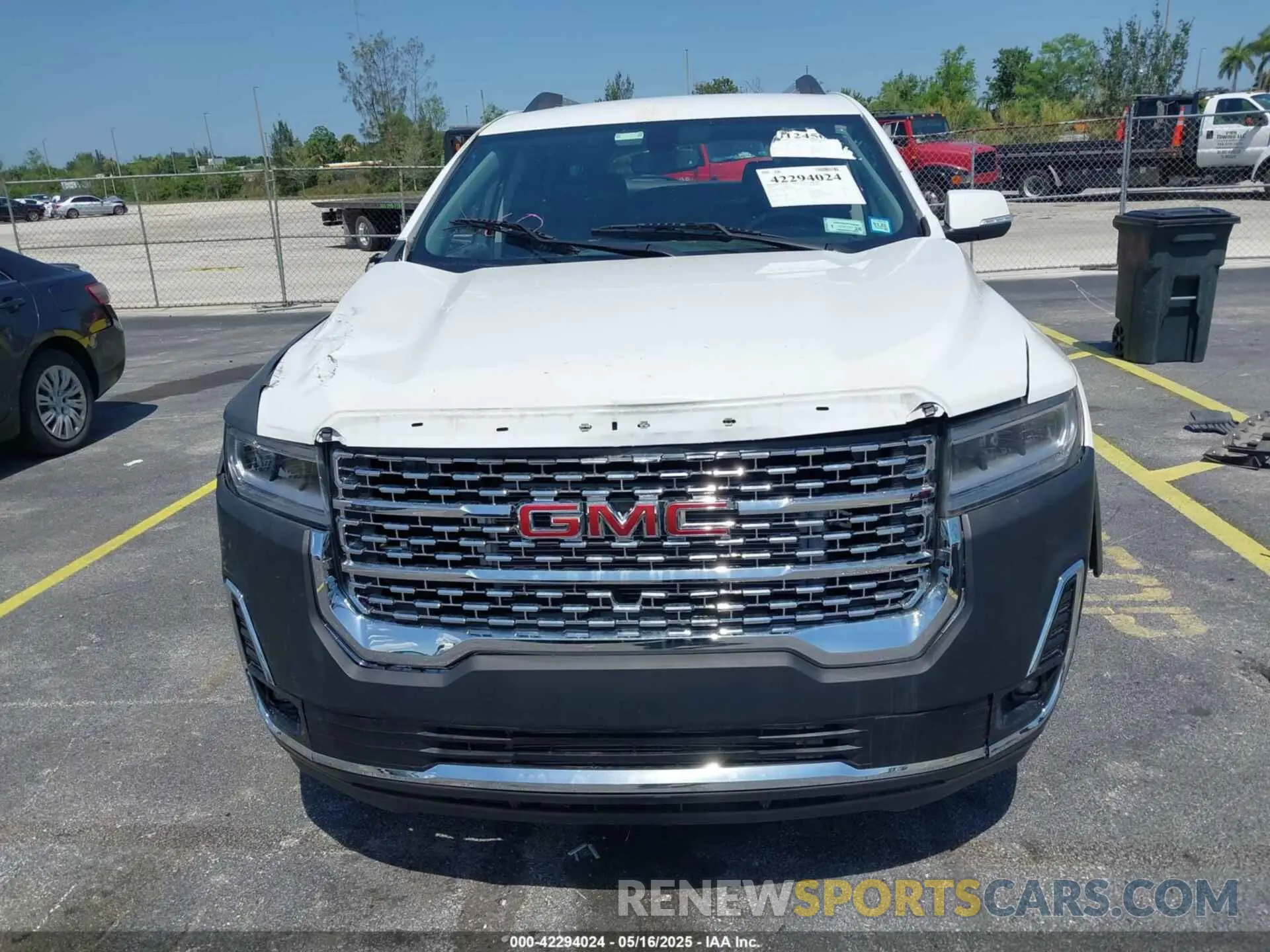 13 Photograph of a damaged car 1GKKNULS8LZ124343 GMC ACADIA 2020