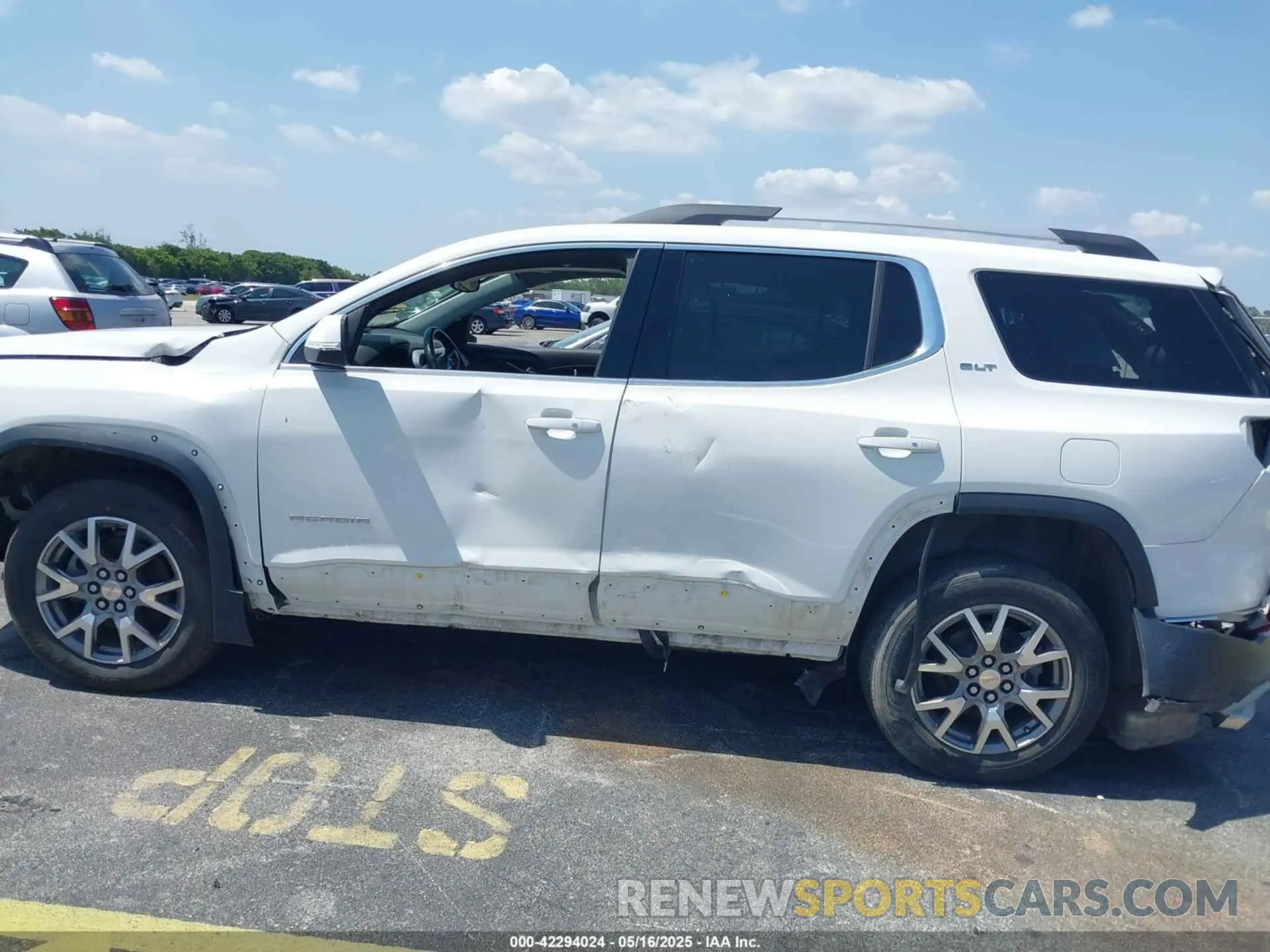 15 Photograph of a damaged car 1GKKNULS8LZ124343 GMC ACADIA 2020