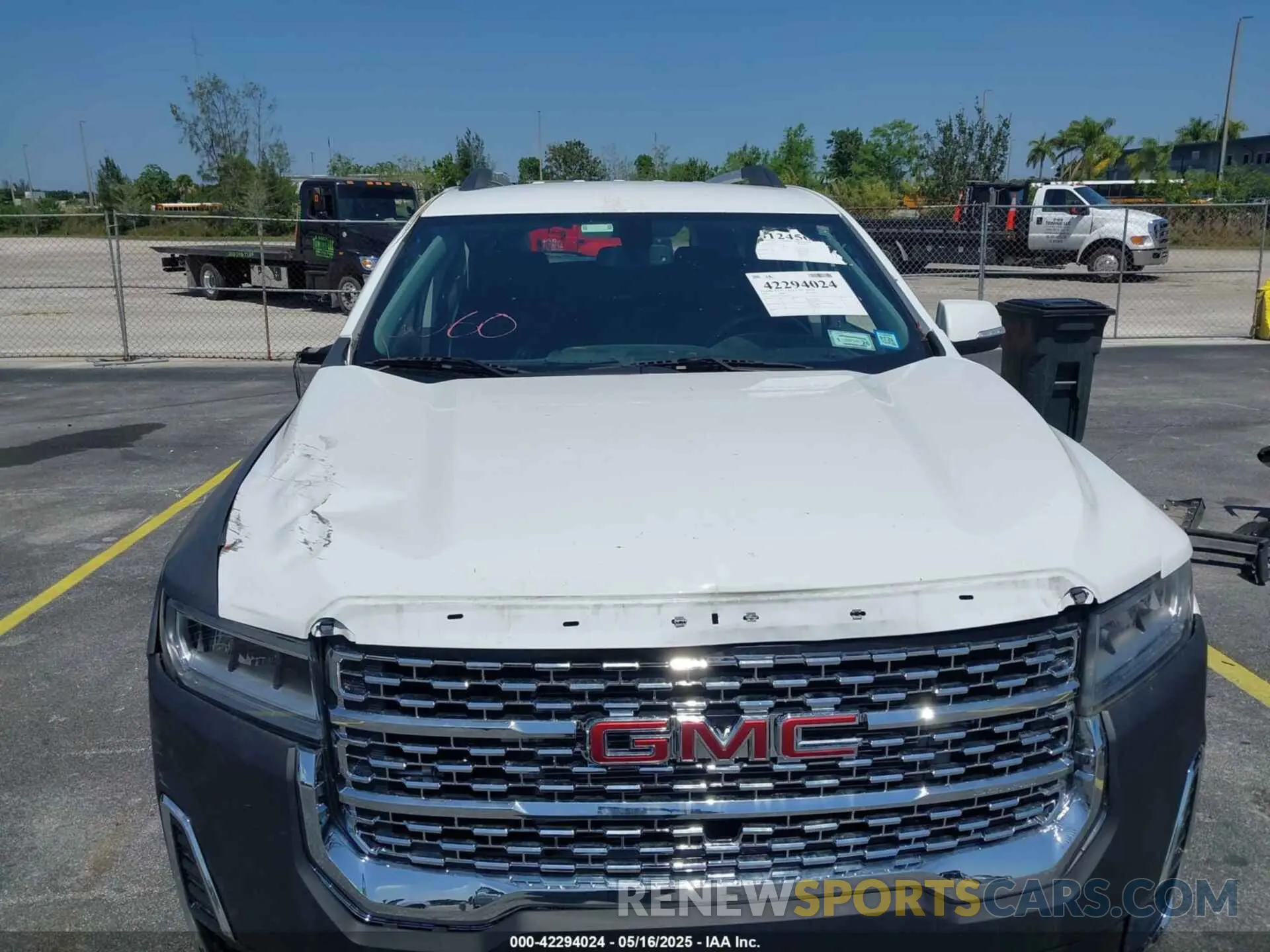 19 Photograph of a damaged car 1GKKNULS8LZ124343 GMC ACADIA 2020