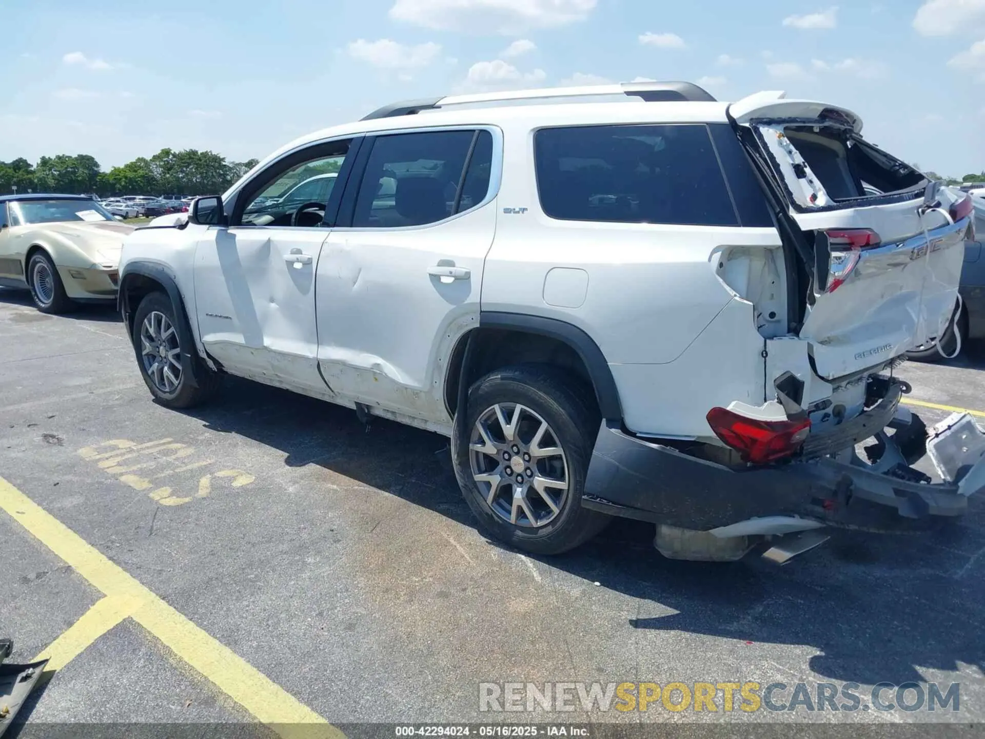 3 Photograph of a damaged car 1GKKNULS8LZ124343 GMC ACADIA 2020