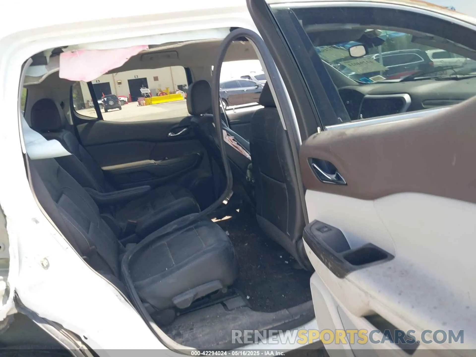 8 Photograph of a damaged car 1GKKNULS8LZ124343 GMC ACADIA 2020