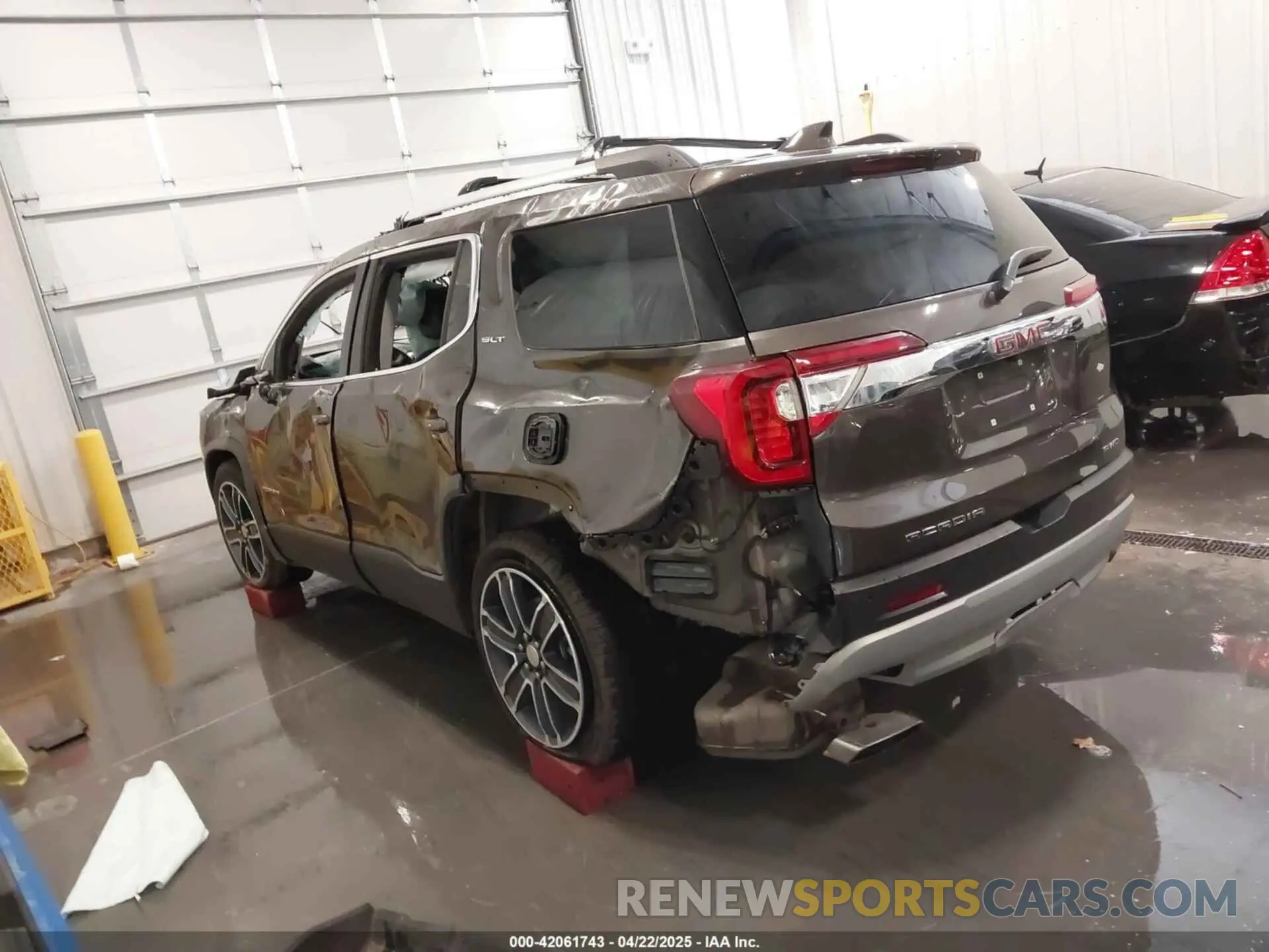 3 Photograph of a damaged car 1GKKNULS8LZ154037 GMC ACADIA 2020