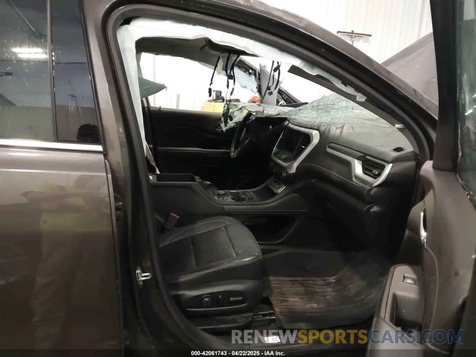5 Photograph of a damaged car 1GKKNULS8LZ154037 GMC ACADIA 2020