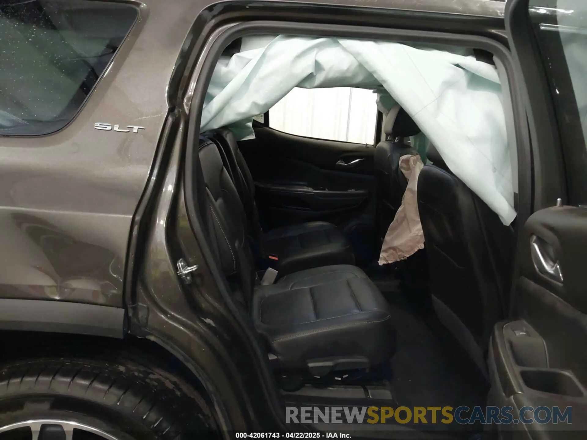 8 Photograph of a damaged car 1GKKNULS8LZ154037 GMC ACADIA 2020