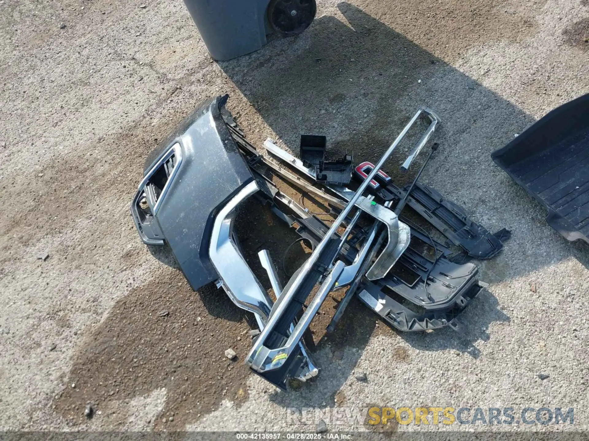 12 Photograph of a damaged car 1GKKNULS8LZ154507 GMC ACADIA 2020
