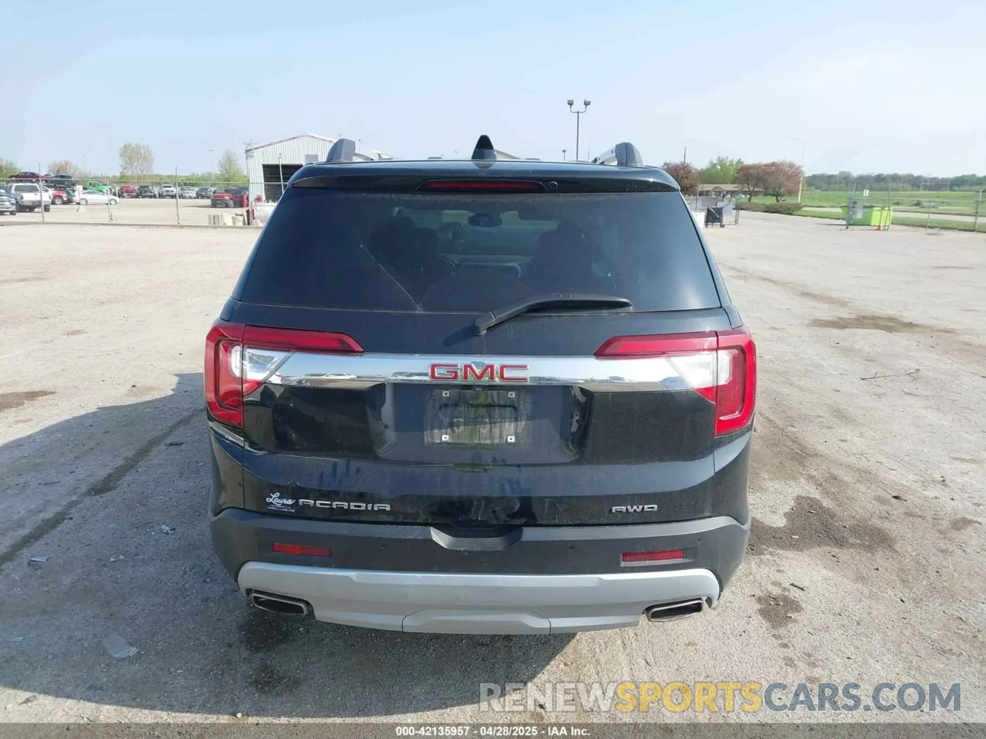 17 Photograph of a damaged car 1GKKNULS8LZ154507 GMC ACADIA 2020