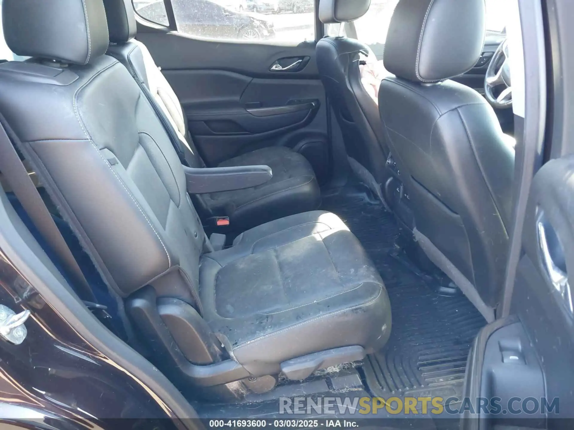 8 Photograph of a damaged car 1GKKNULS9LZ114131 GMC ACADIA 2020
