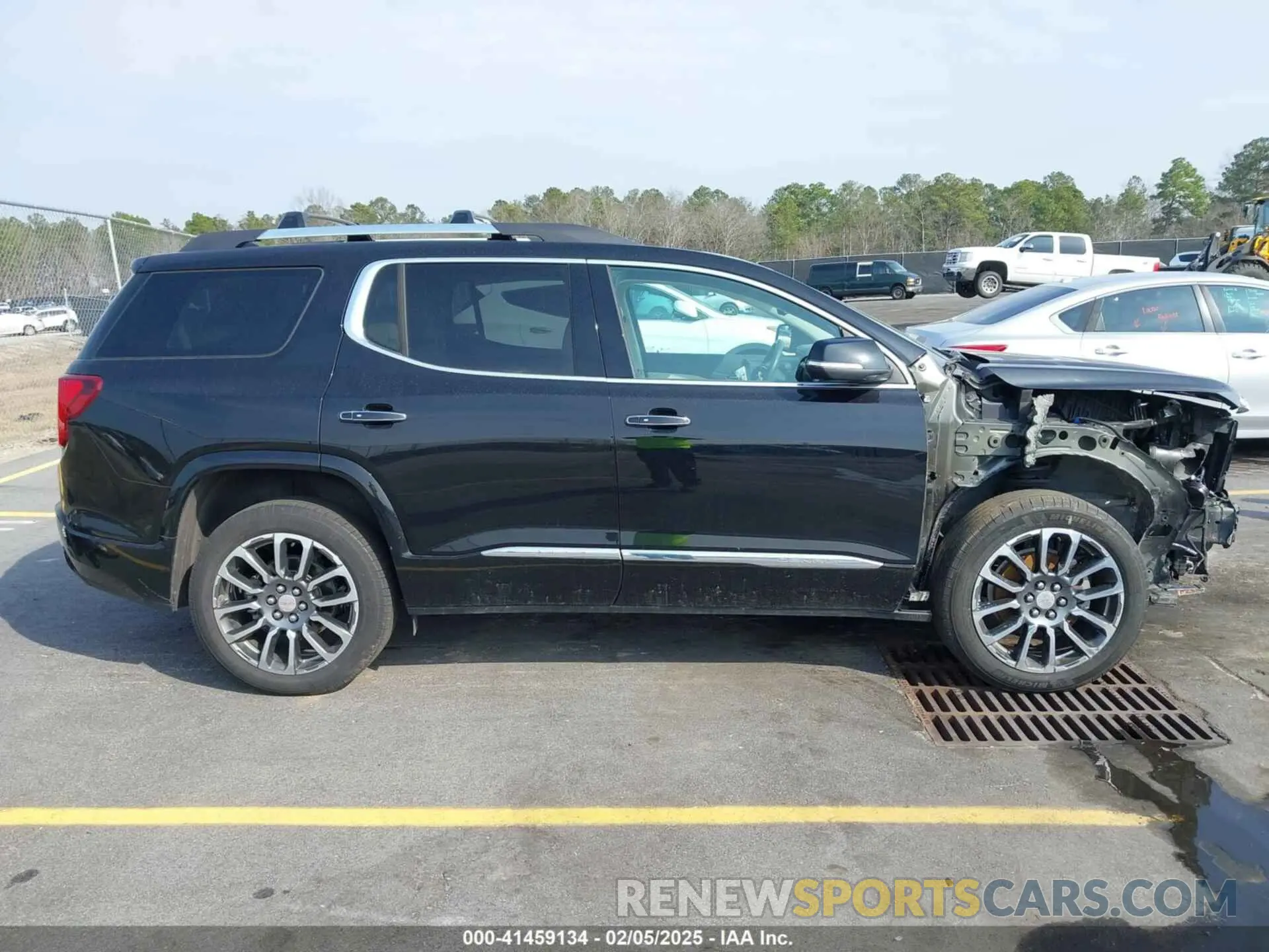 13 Photograph of a damaged car 1GKKNXLS1LZ115016 GMC ACADIA 2020