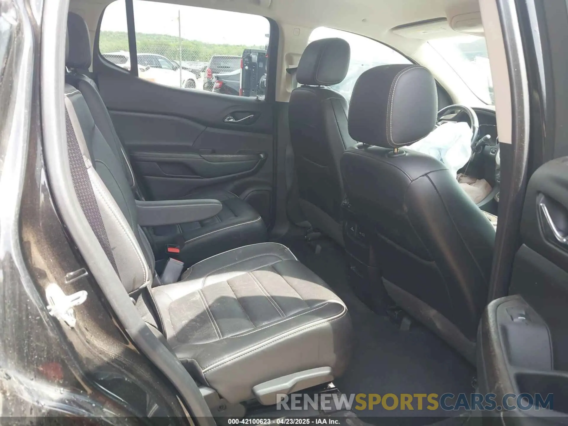 8 Photograph of a damaged car 1GKKNXLS4LZ113406 GMC ACADIA 2020