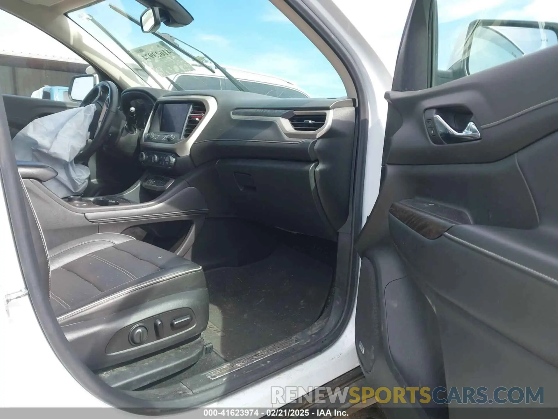 5 Photograph of a damaged car 1GKKNXLS7LZ112041 GMC ACADIA 2020